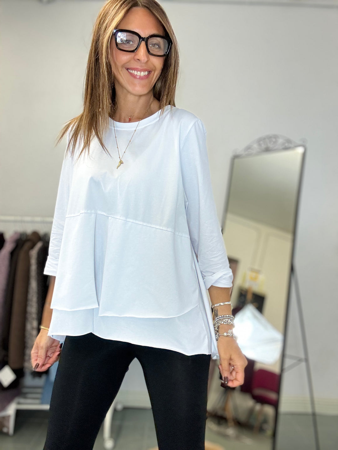 La maxi t-shirt coi bottoni dietro