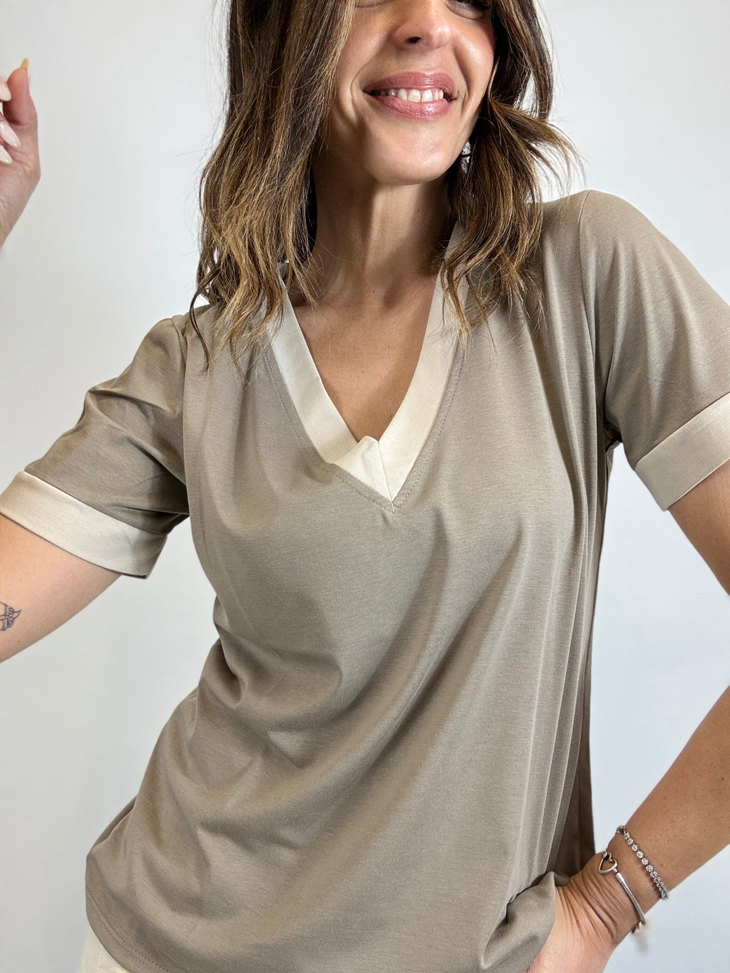 La t-shirt scollo a V coi bordi a contrasto