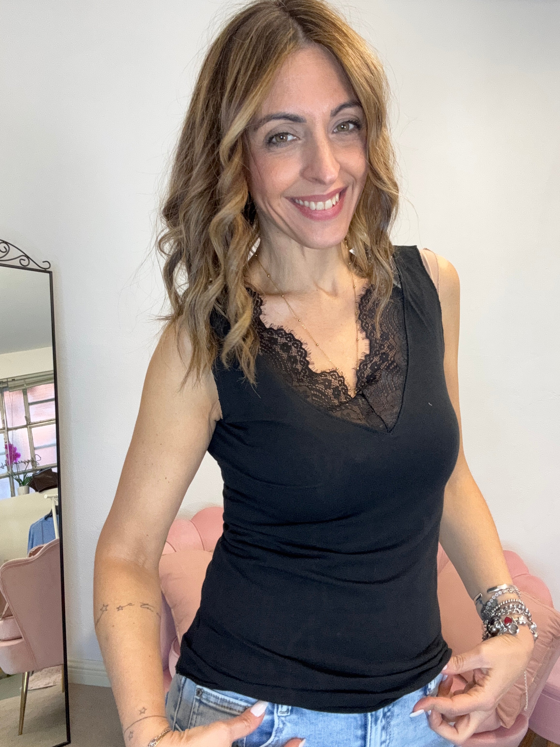 La canotta Cachemiretta col pizzo