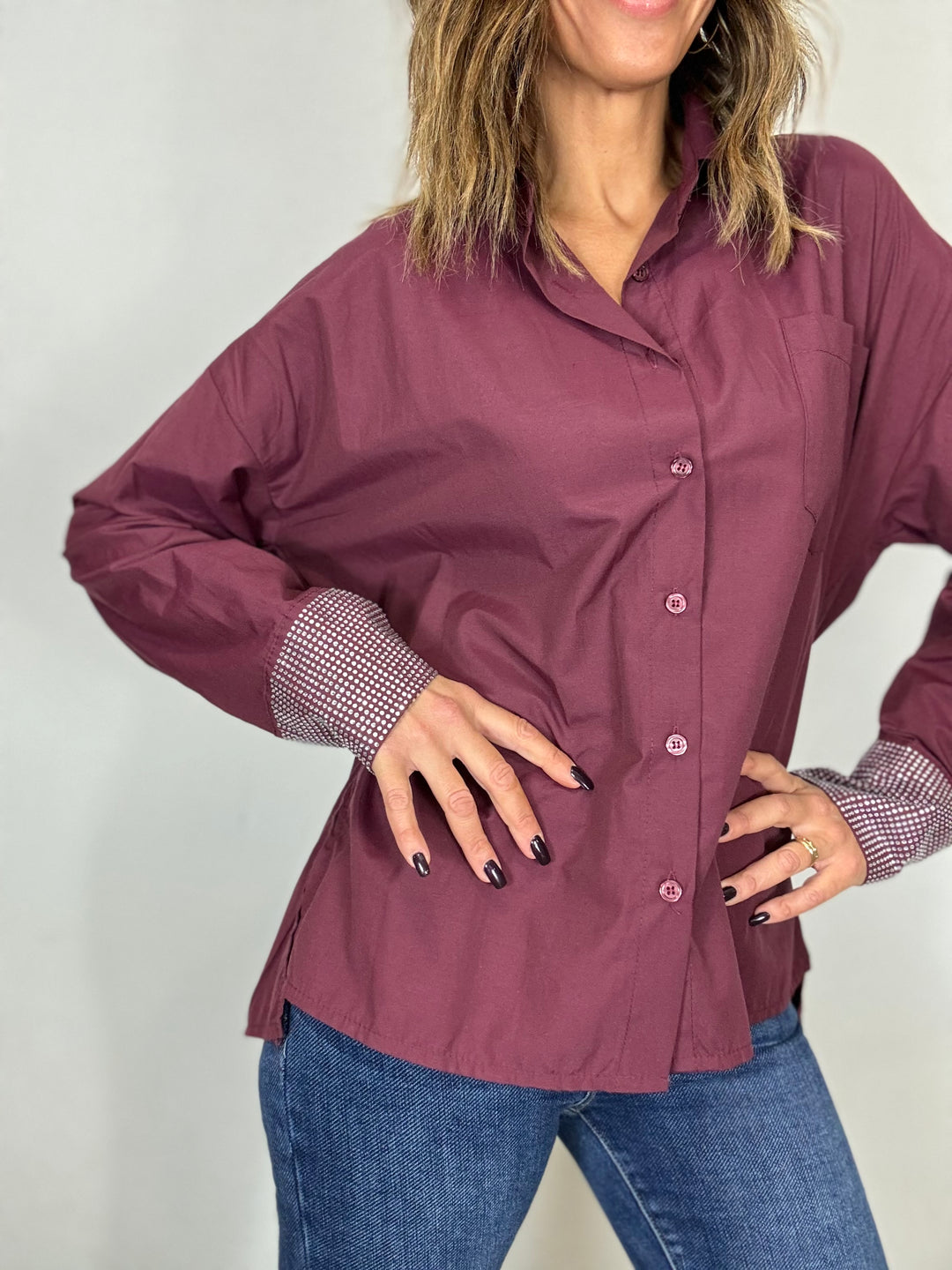 La camicia con i polsini di luce ( bianca e bordeaux )