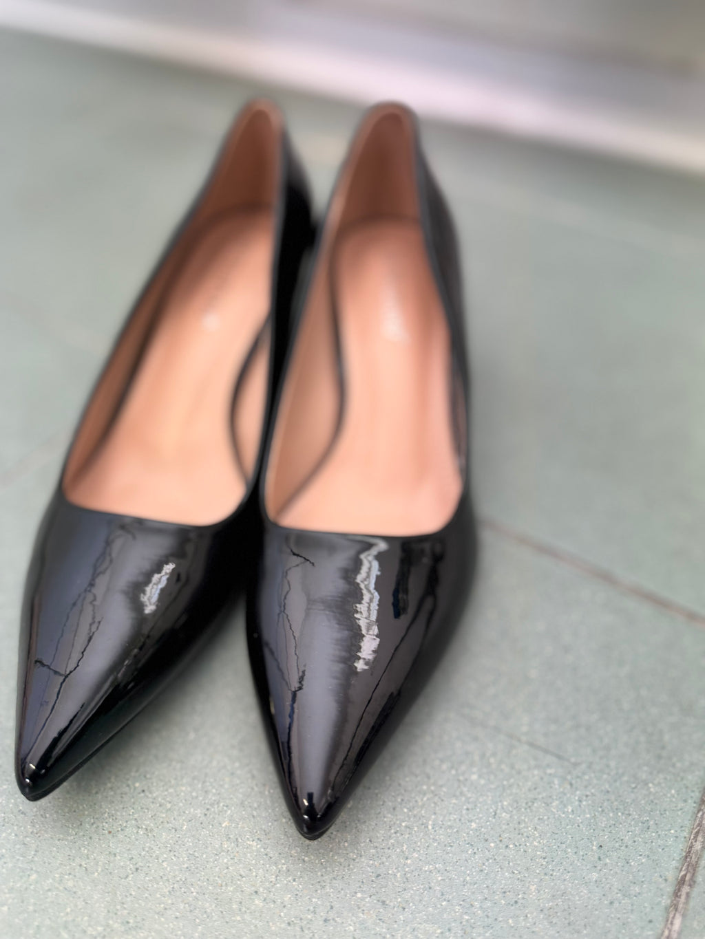 La décolleté in vernice col tacco basso