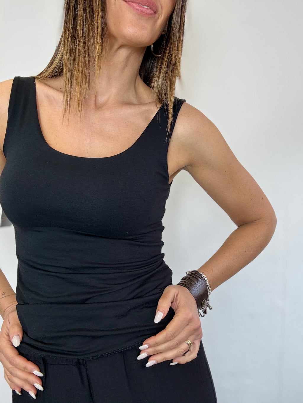 La canotta basica spalla larga ( tanti colori )