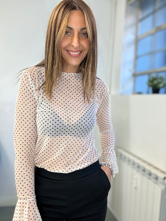 La blusa in tulle a pois