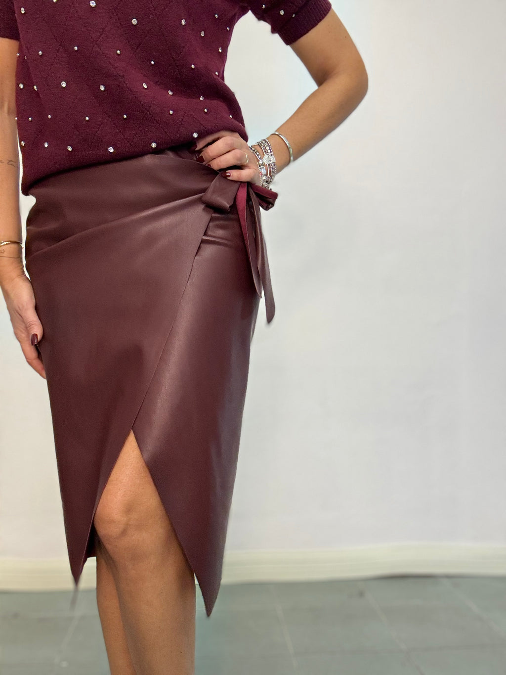 La gonna di ecopelle col fiocco