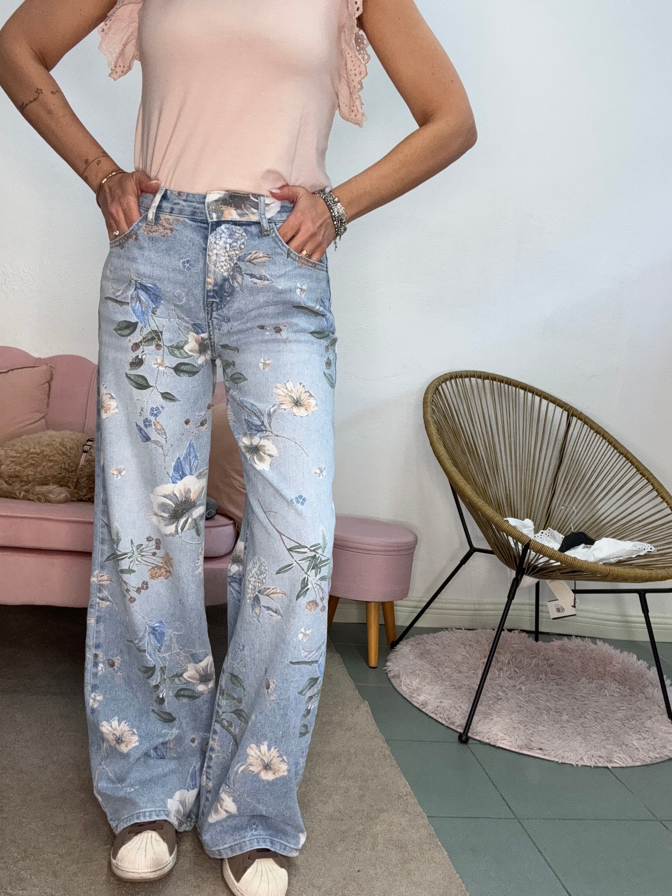 Il jeans Flower pastello col denim e rosa