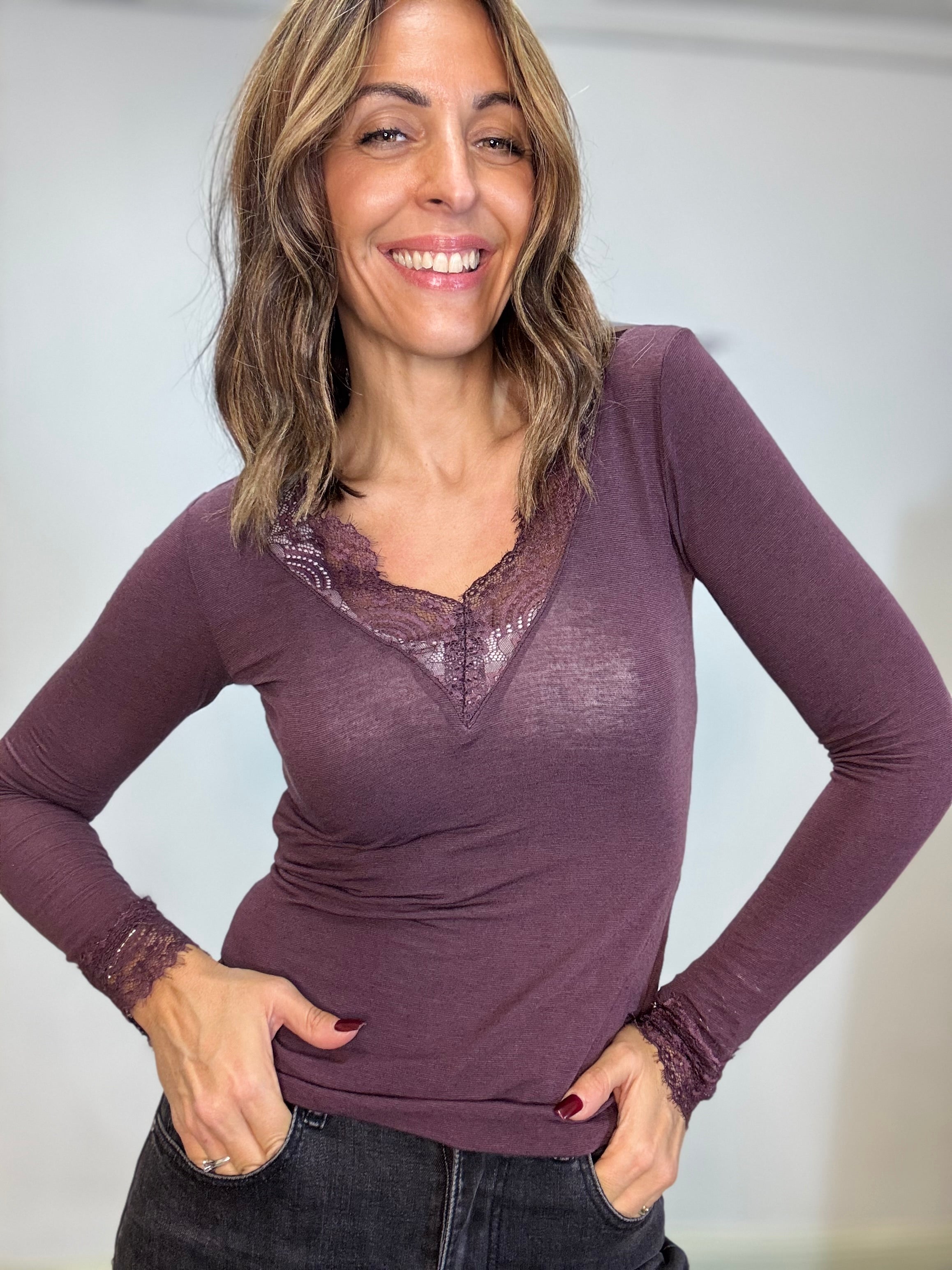 La cachmiretta col pizzo sullo scollo