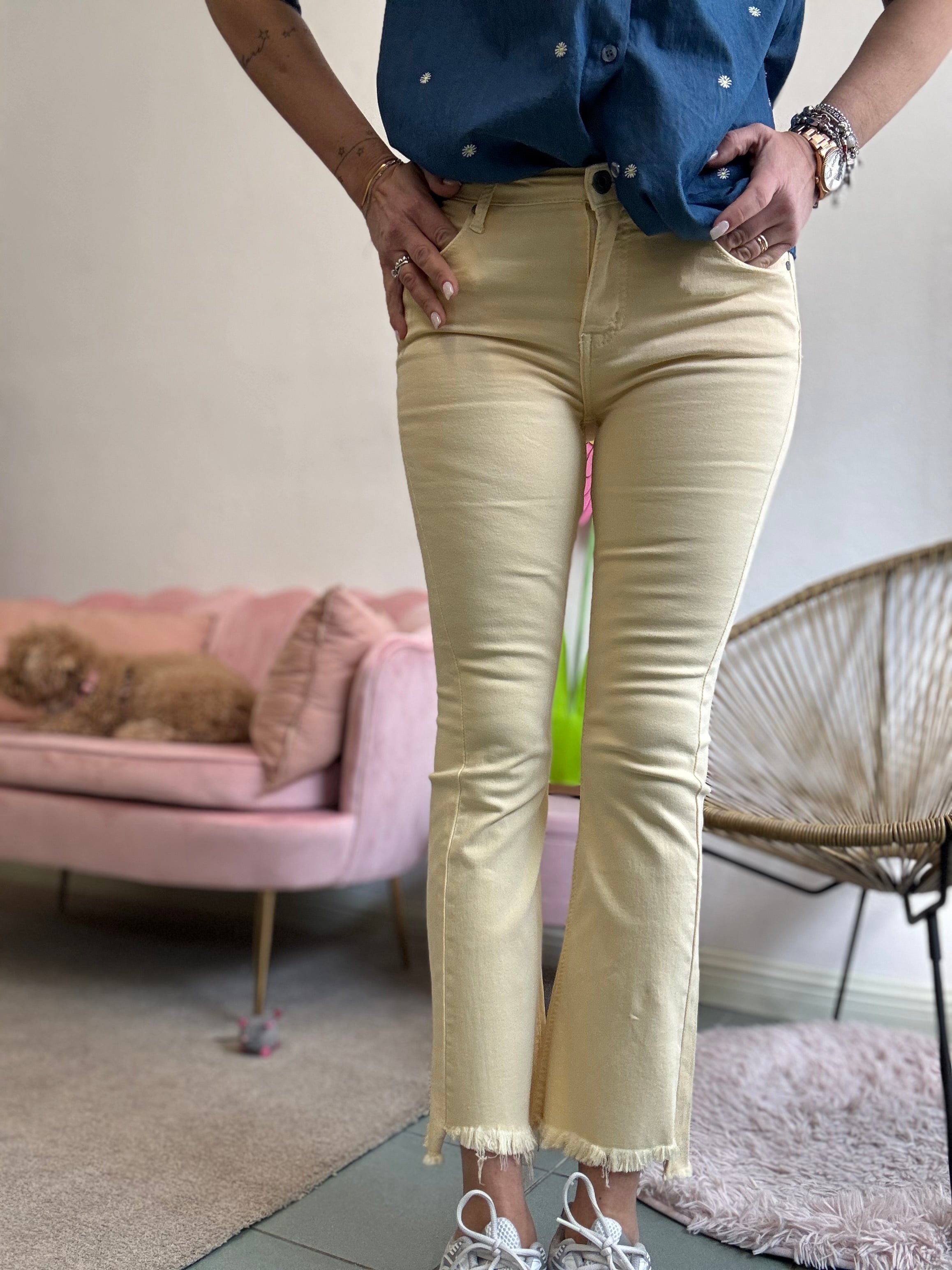 Il jeans zampetta con le frangette giallo burro
