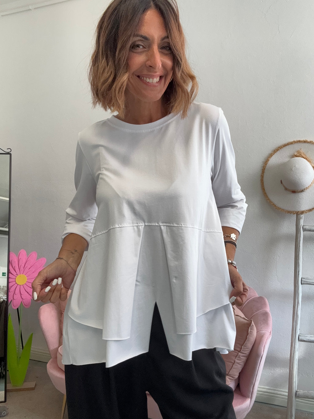 La t-shirt irregolare coi bottoni dietro