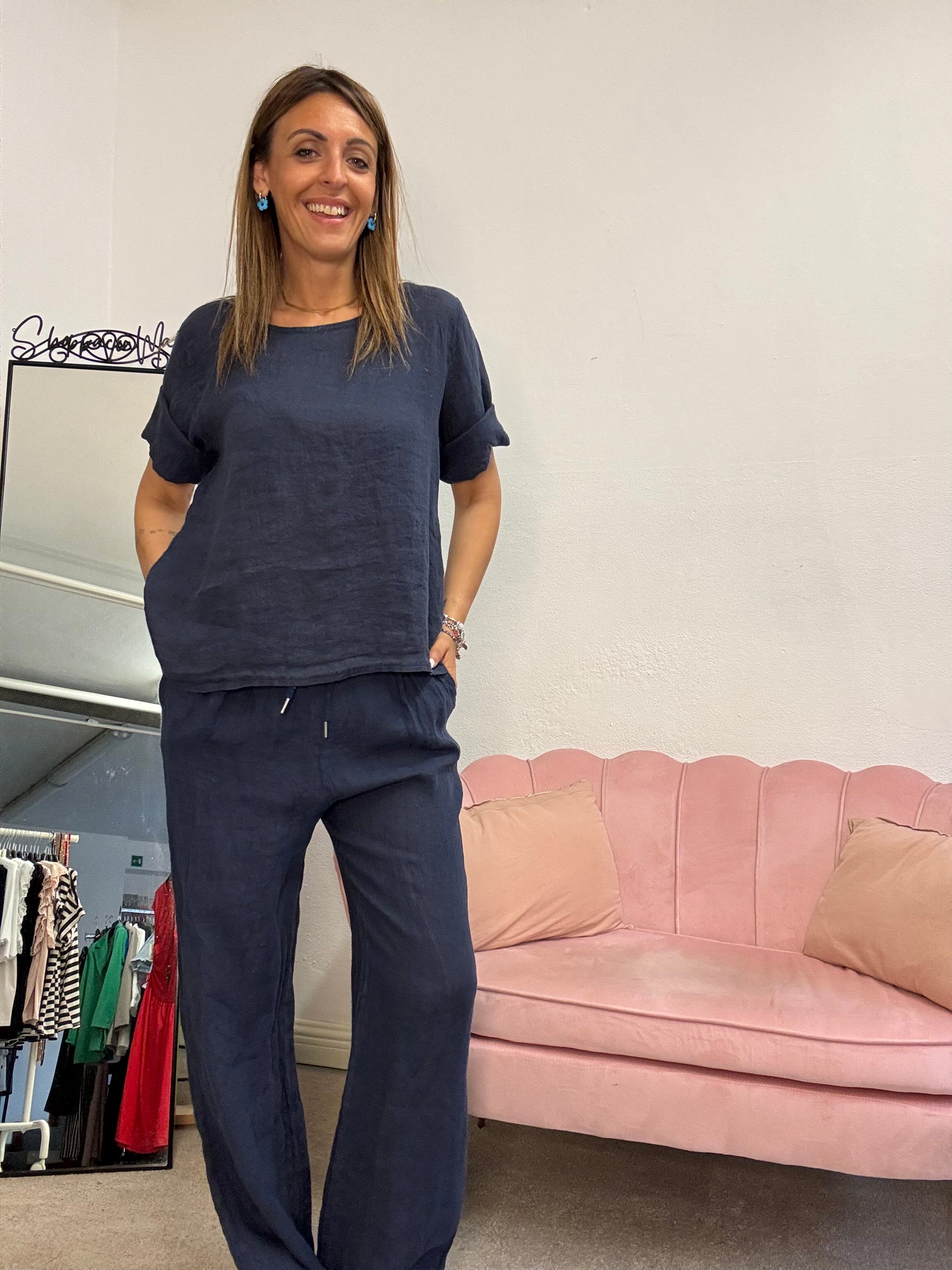 Il coordinato lino con la blusa a bottoncini
