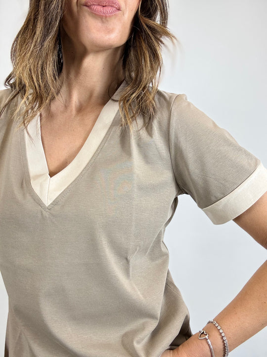 La t-shirt scollo a V coi bordi a contrasto