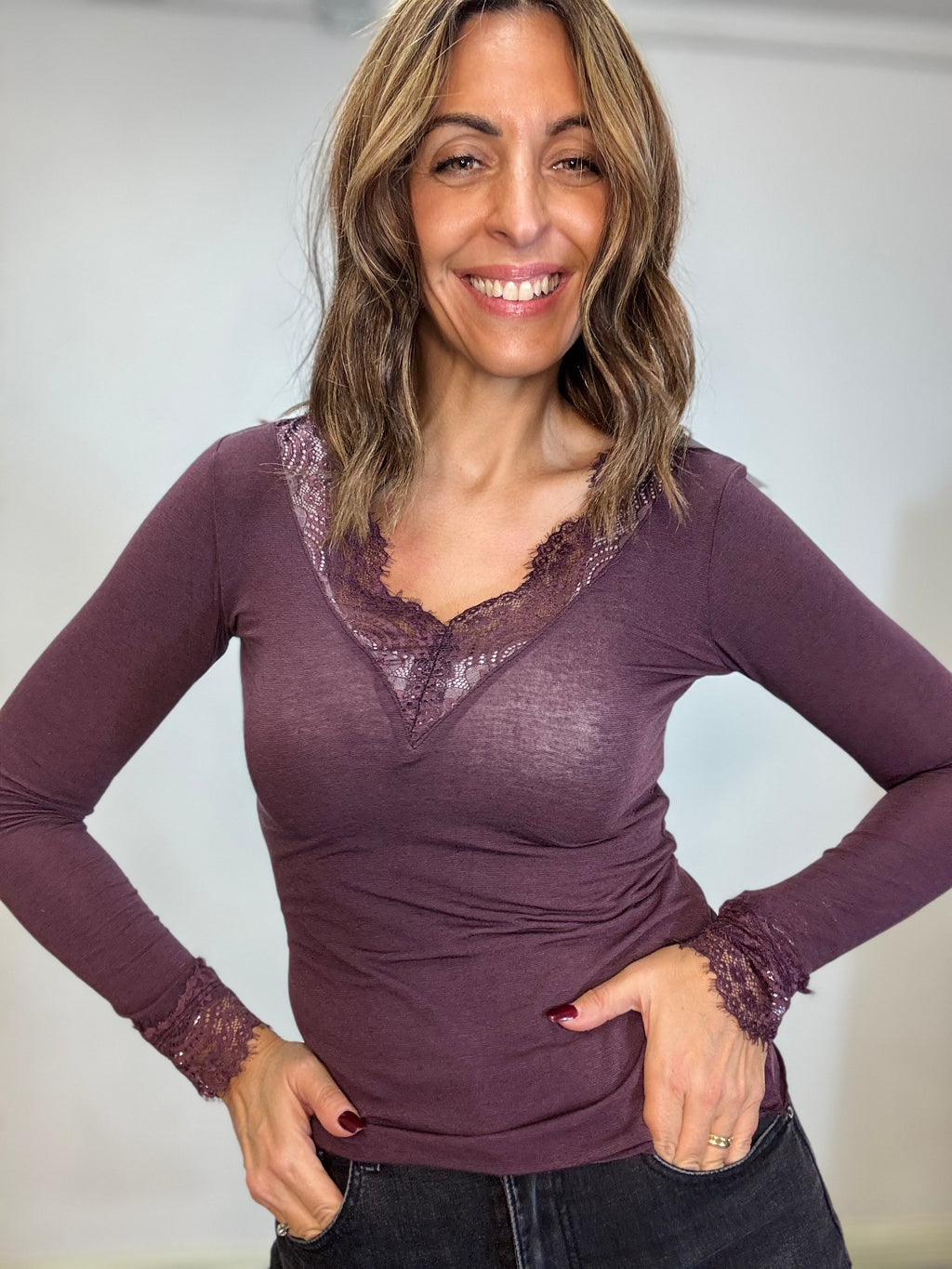 La cachmiretta col pizzo sullo scollo