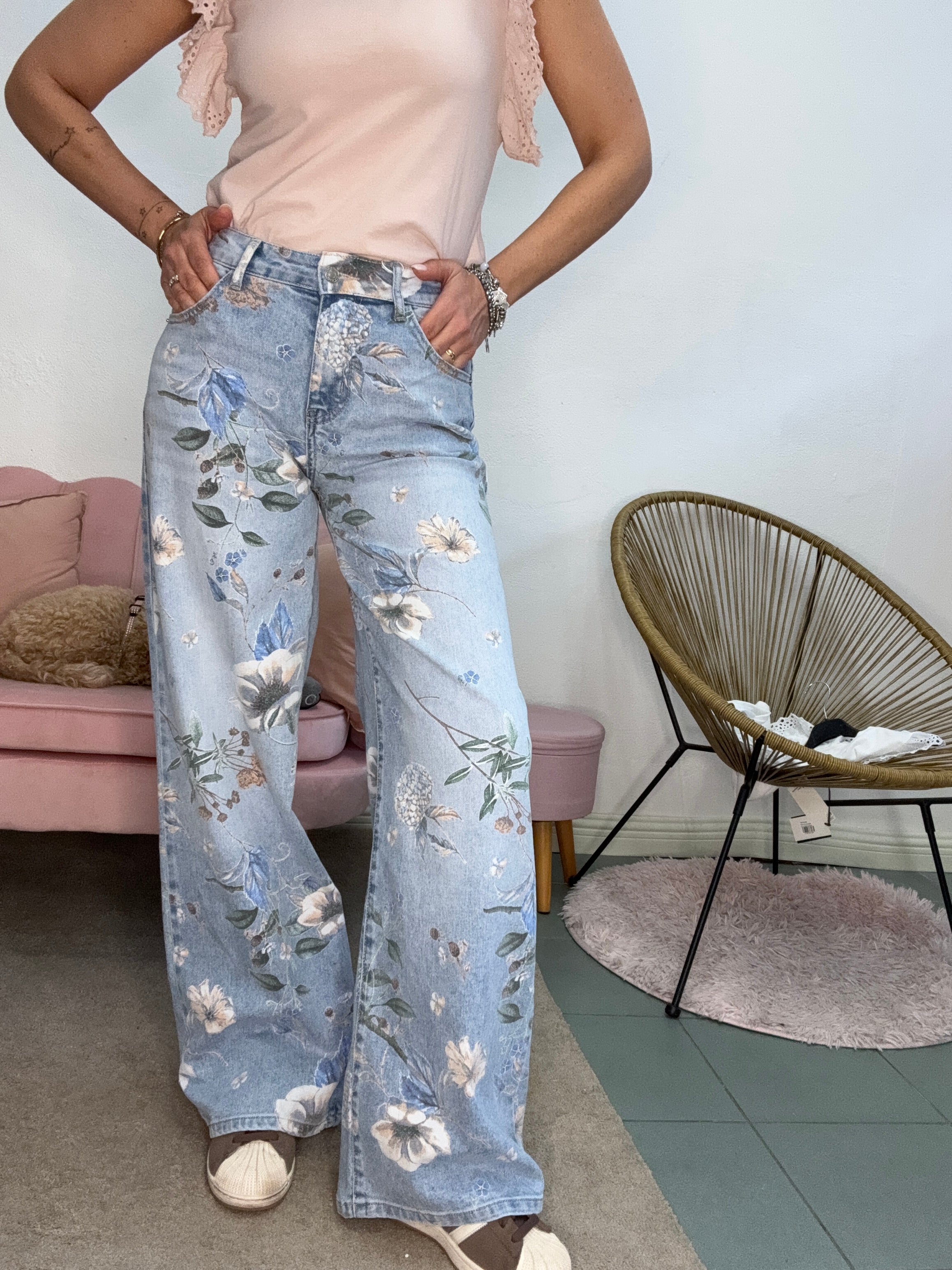 Il jeans Flower pastello col denim e rosa