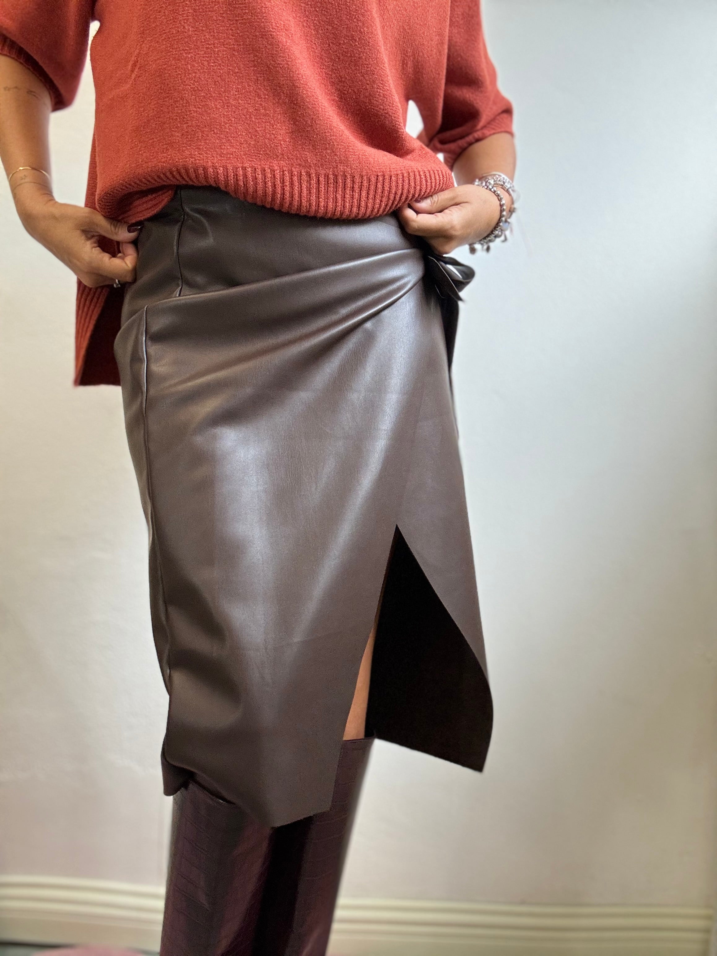 La gonna di ecopelle col fiocco