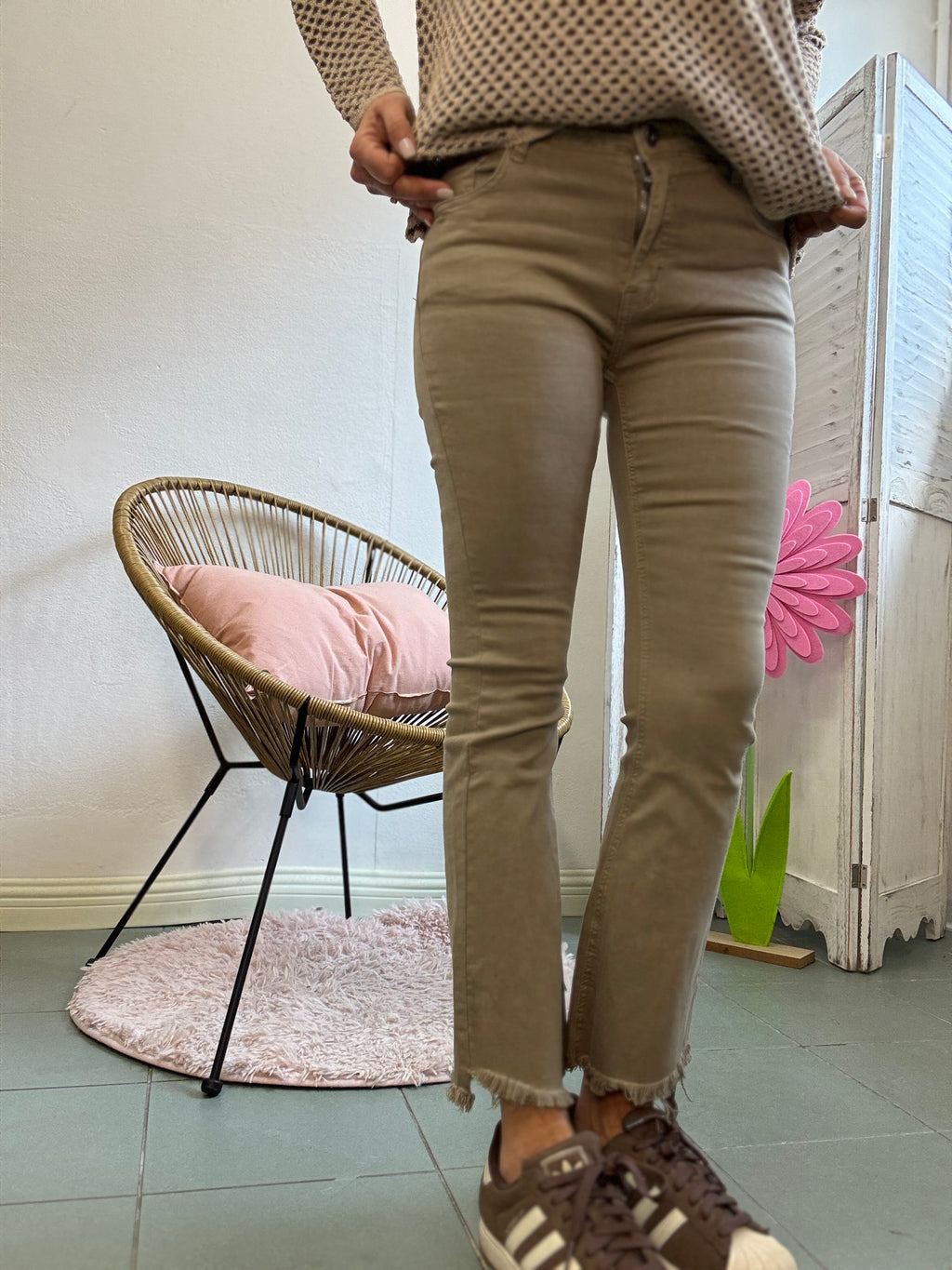 Il jeans zampetta con le frangette fango