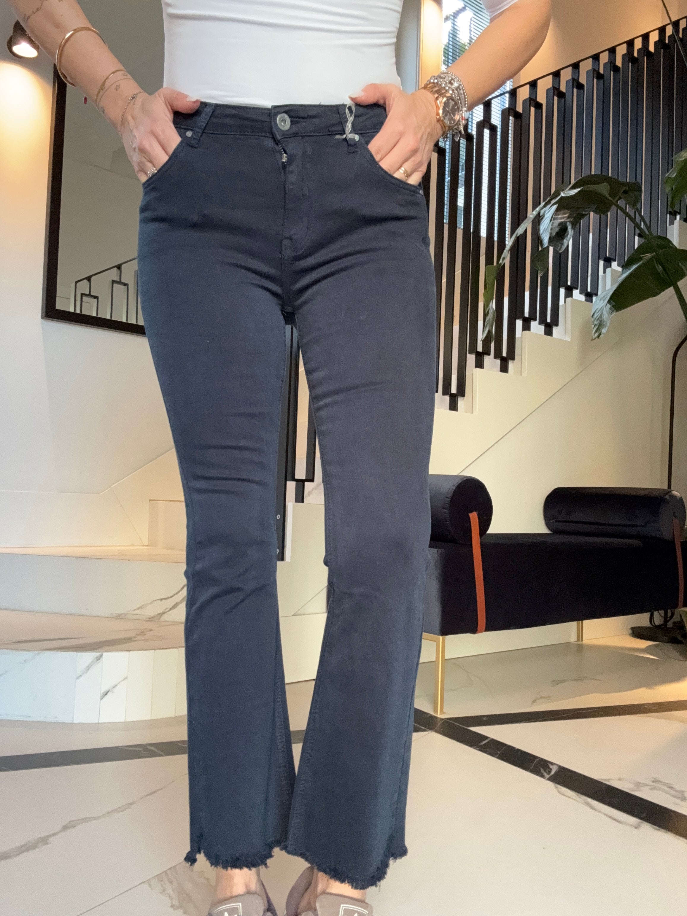 Il jeans zampetta con le frangette blu