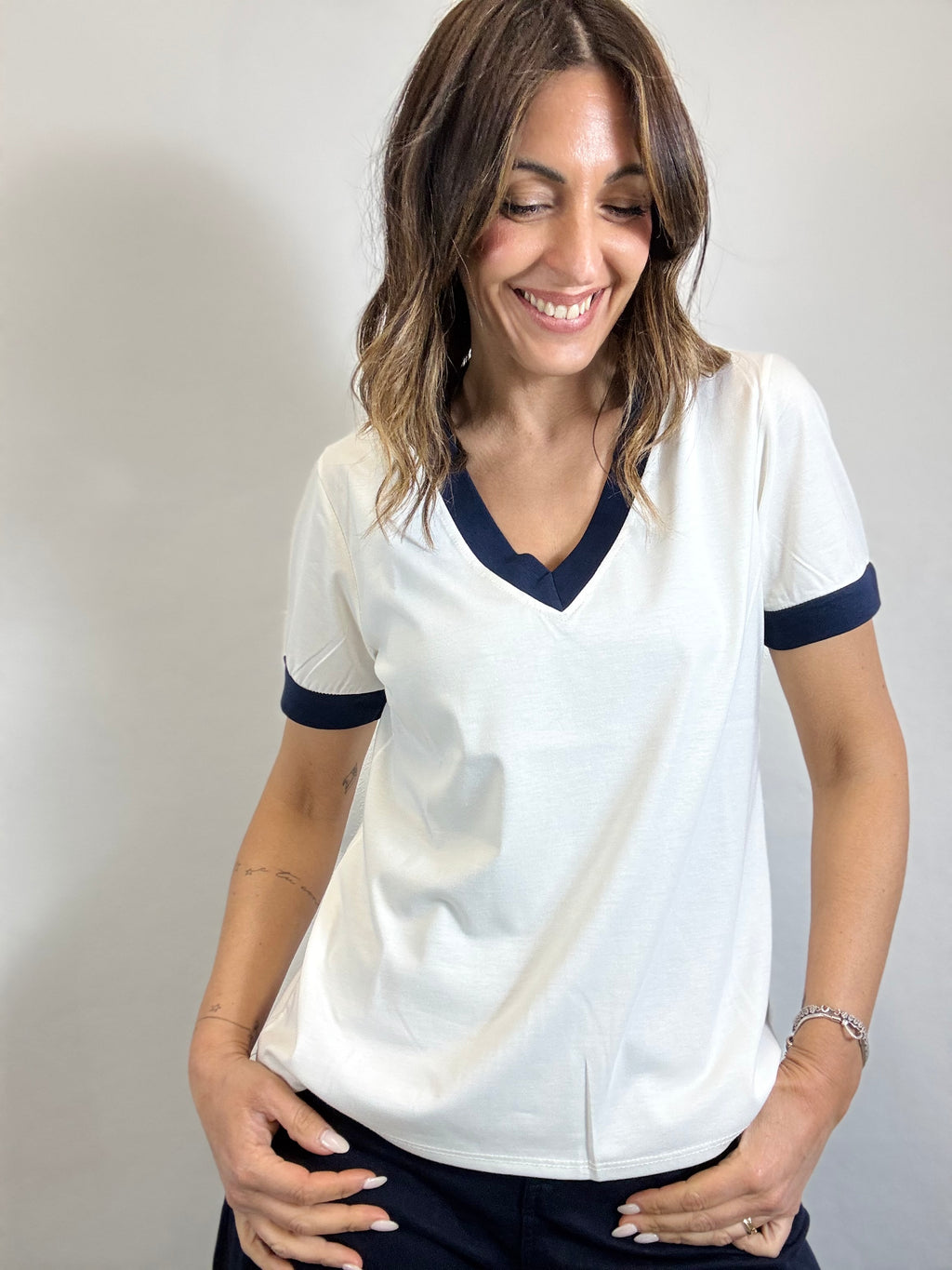 La t-shirt scollo a V coi bordi a contrasto
