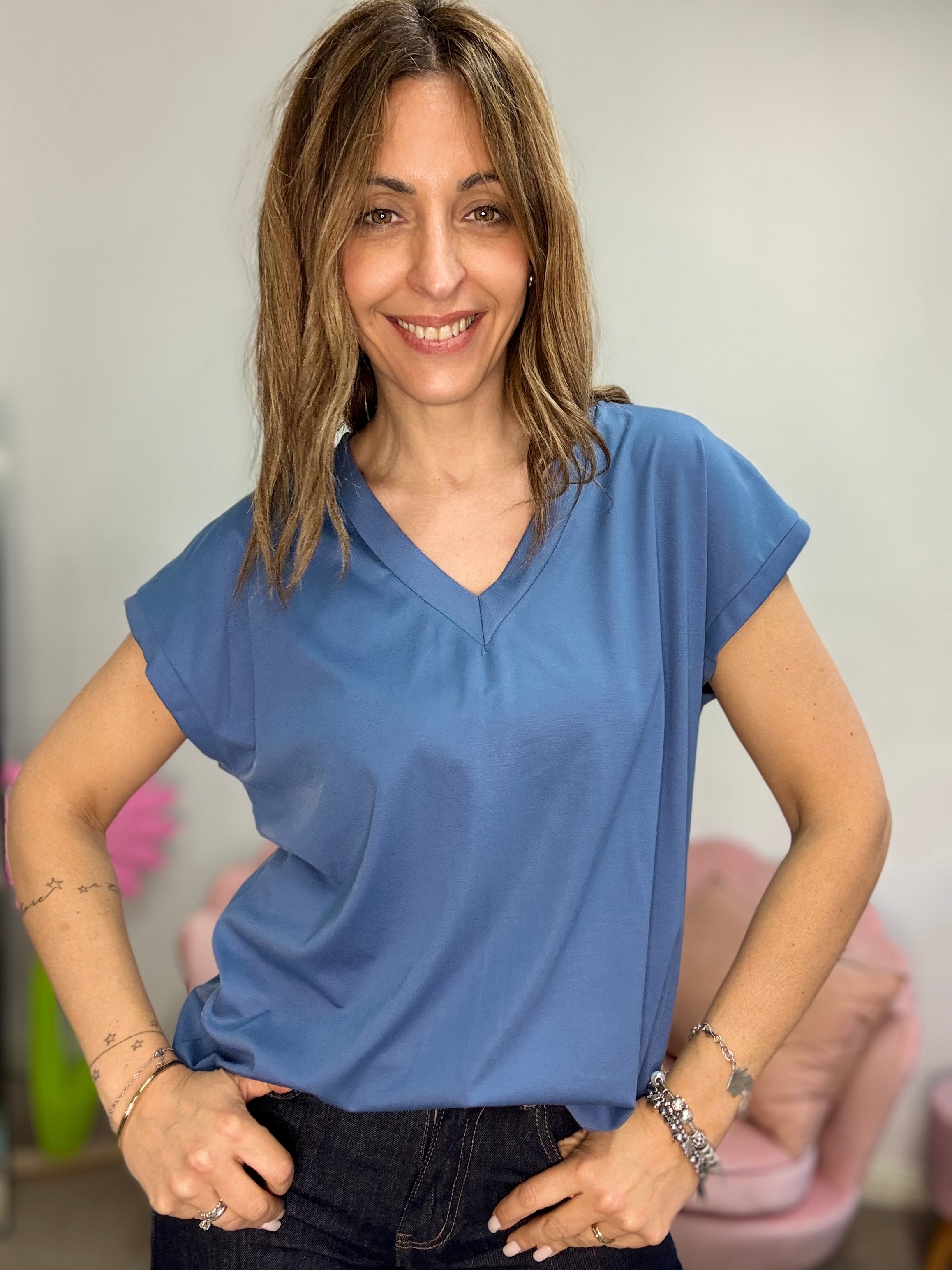 La t-shirt viscosa a V