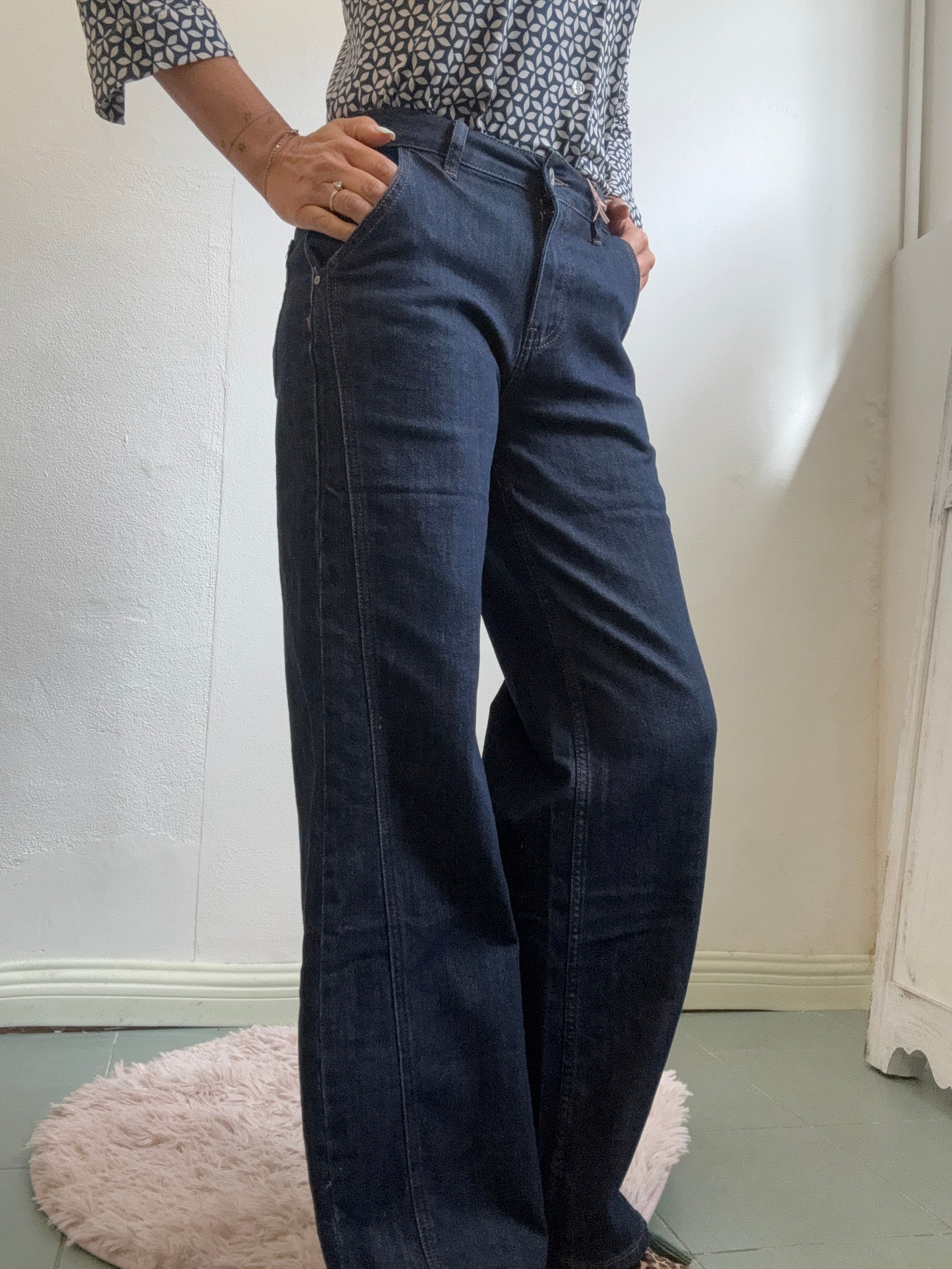 Il jeans con la cucitura di sbieco
