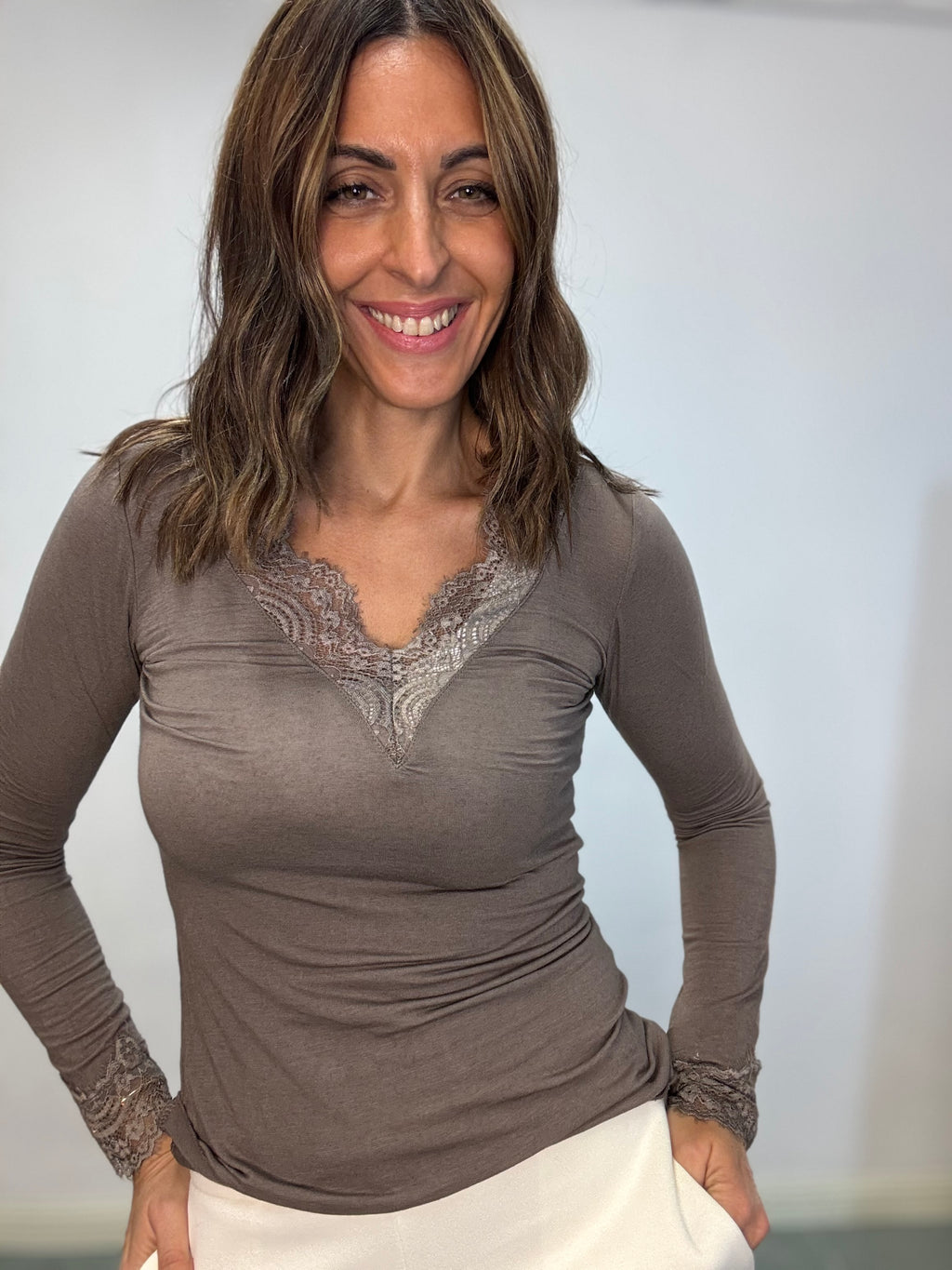 La cachmiretta col pizzo sullo scollo