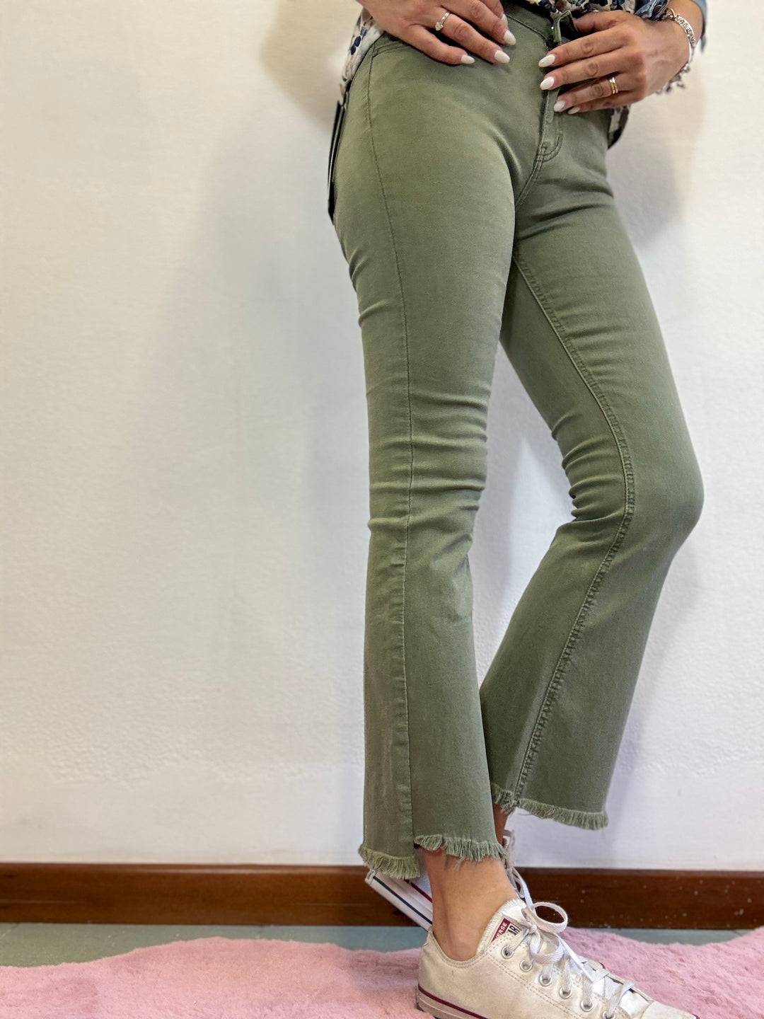 Il jeans morbidissimo alla caviglia con le frangette militare