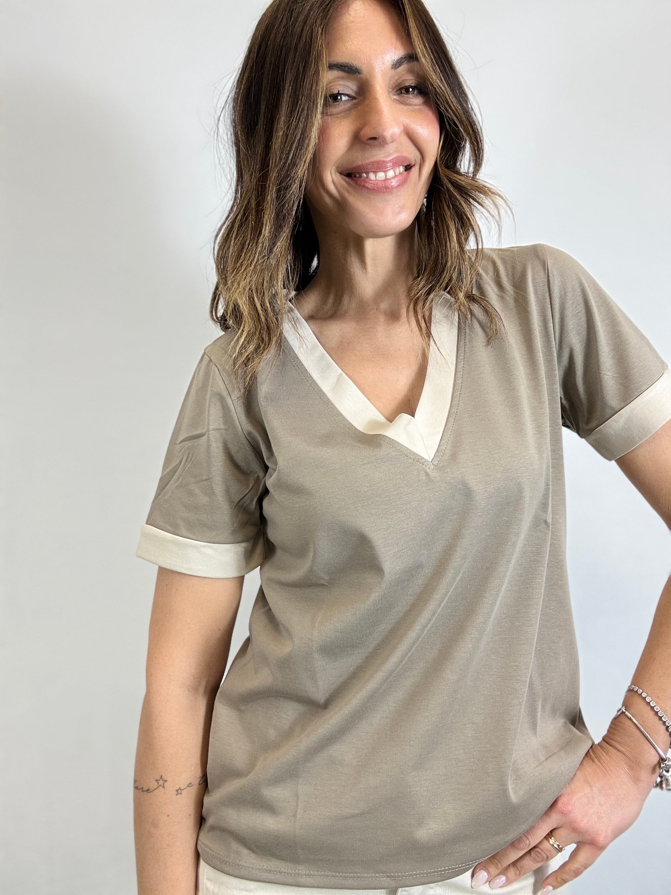 La t-shirt scollo a V coi bordi a contrasto