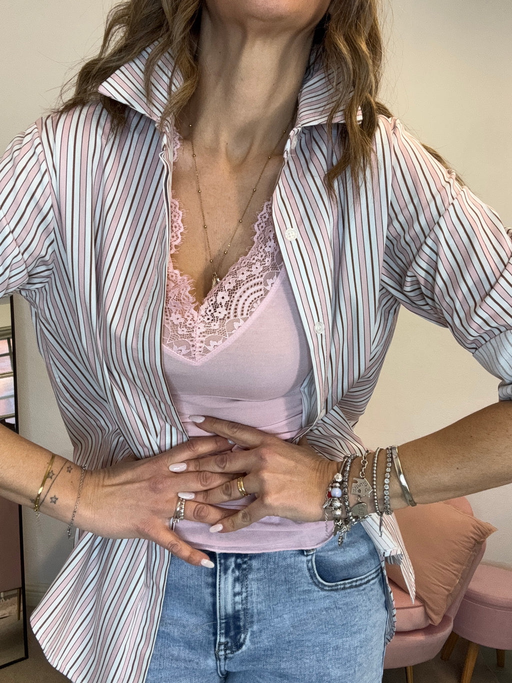 La camicia cotone bianca e rosa