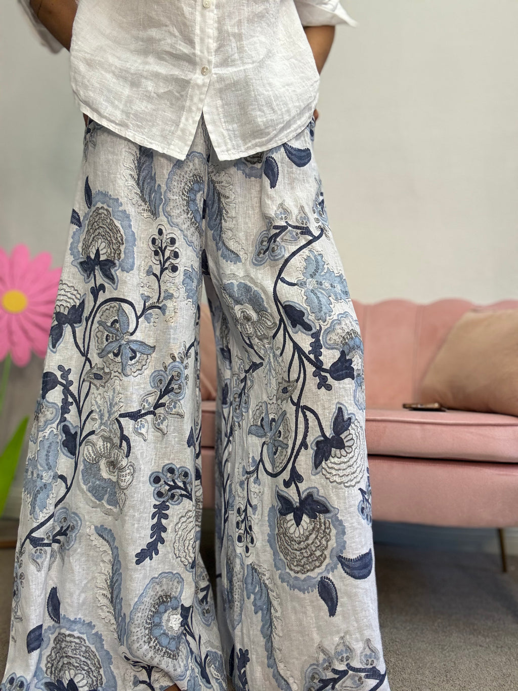 Il pantalone in lino coi fiori blu