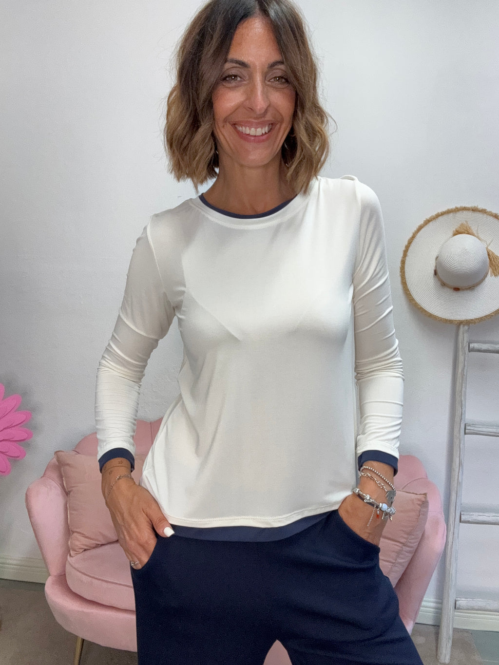 La t-shirt viscosa con i bordini a contrasto