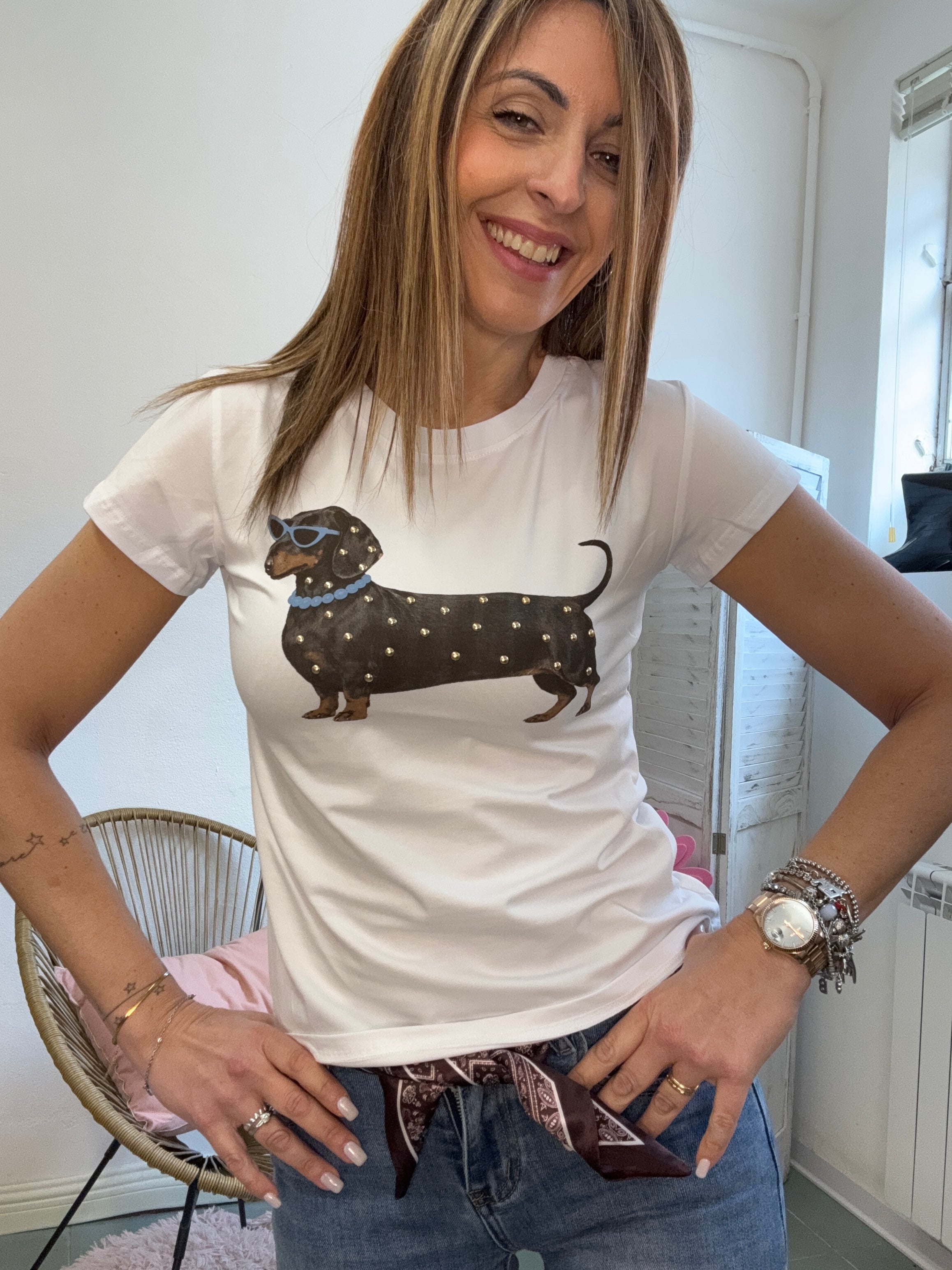 La t-shirt del collare colorato
