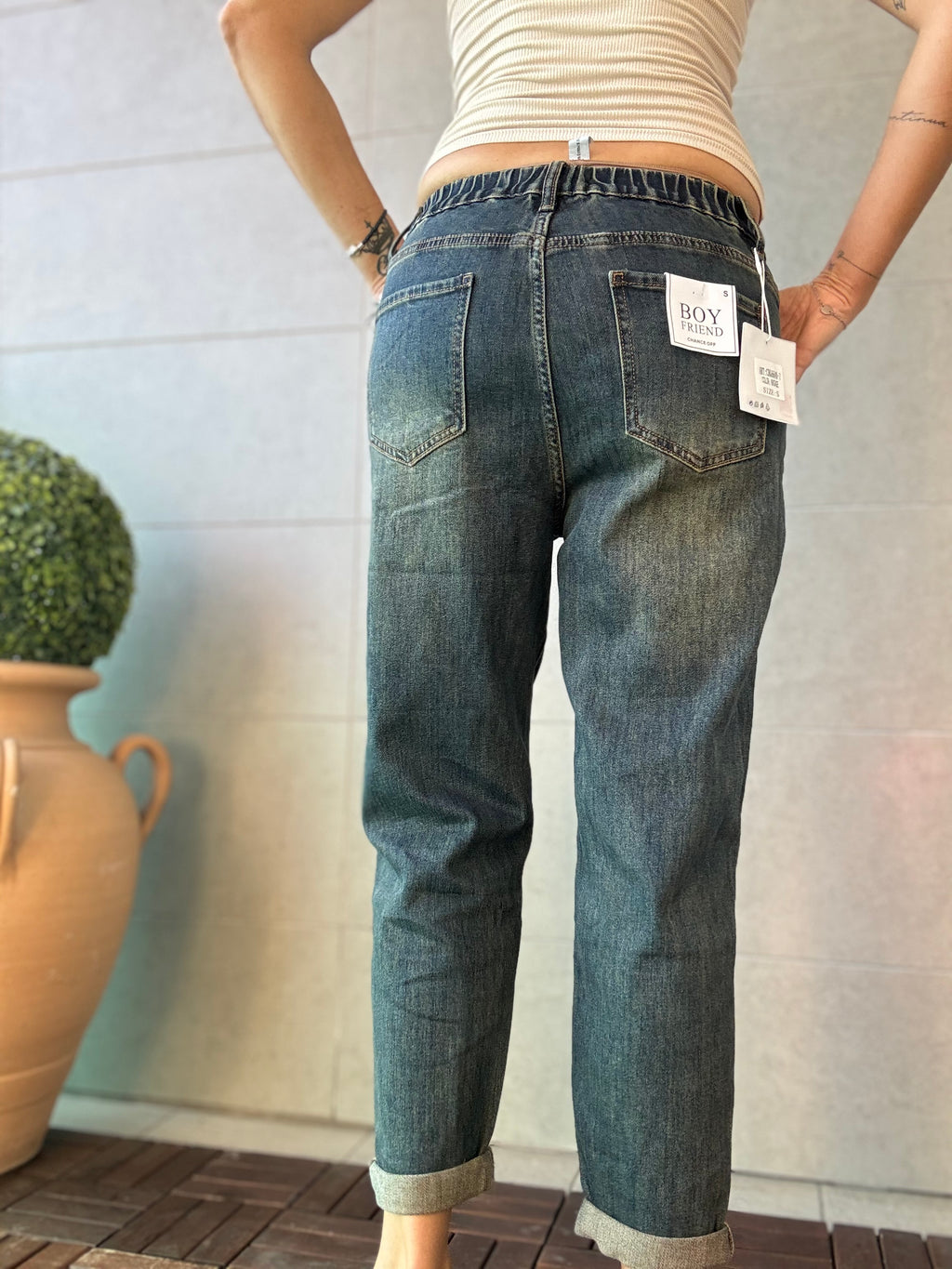 Il jeans boy-friend con l’elastico posteriore