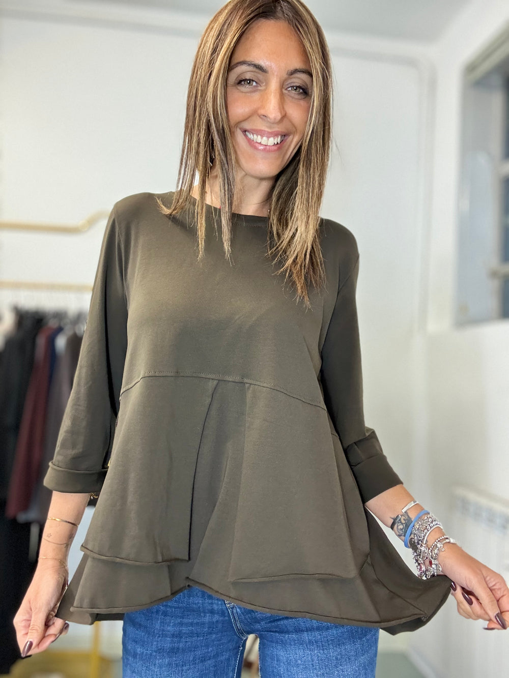 La maxi t-shirt coi bottoni dietro