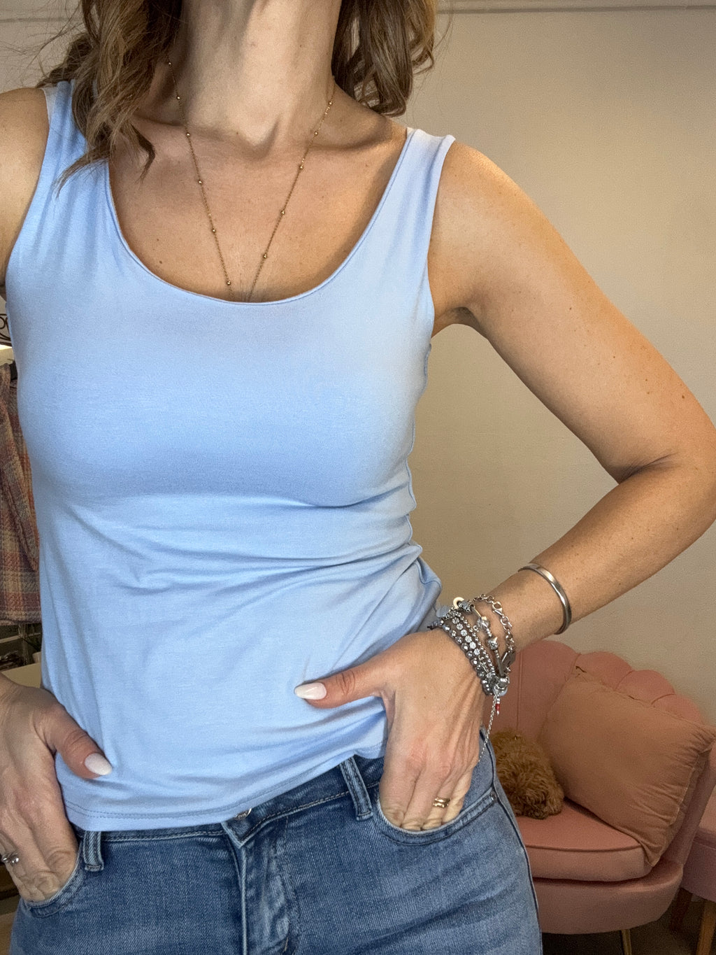 La canotta basica spalla larga