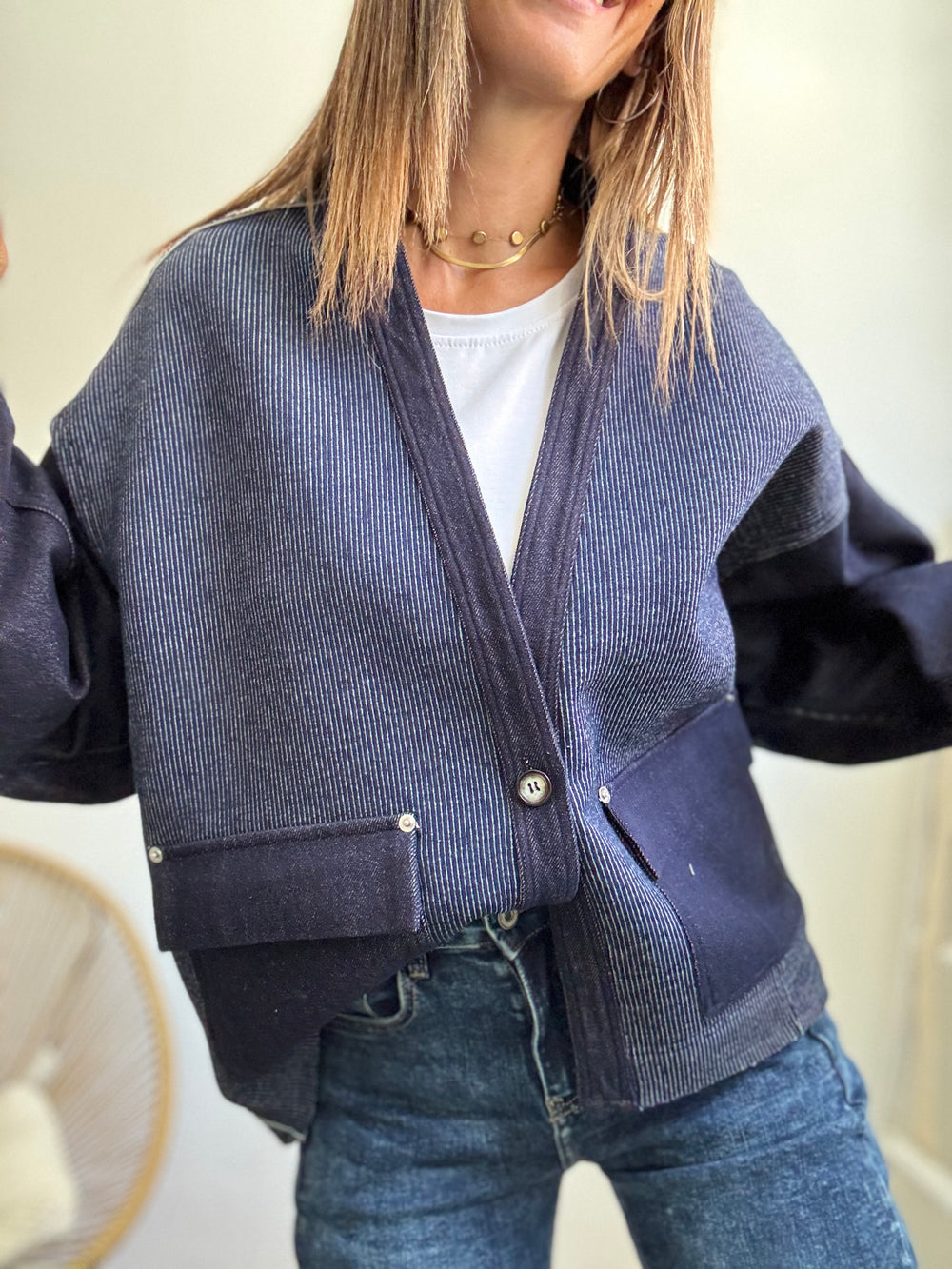 Il cardigan over denim