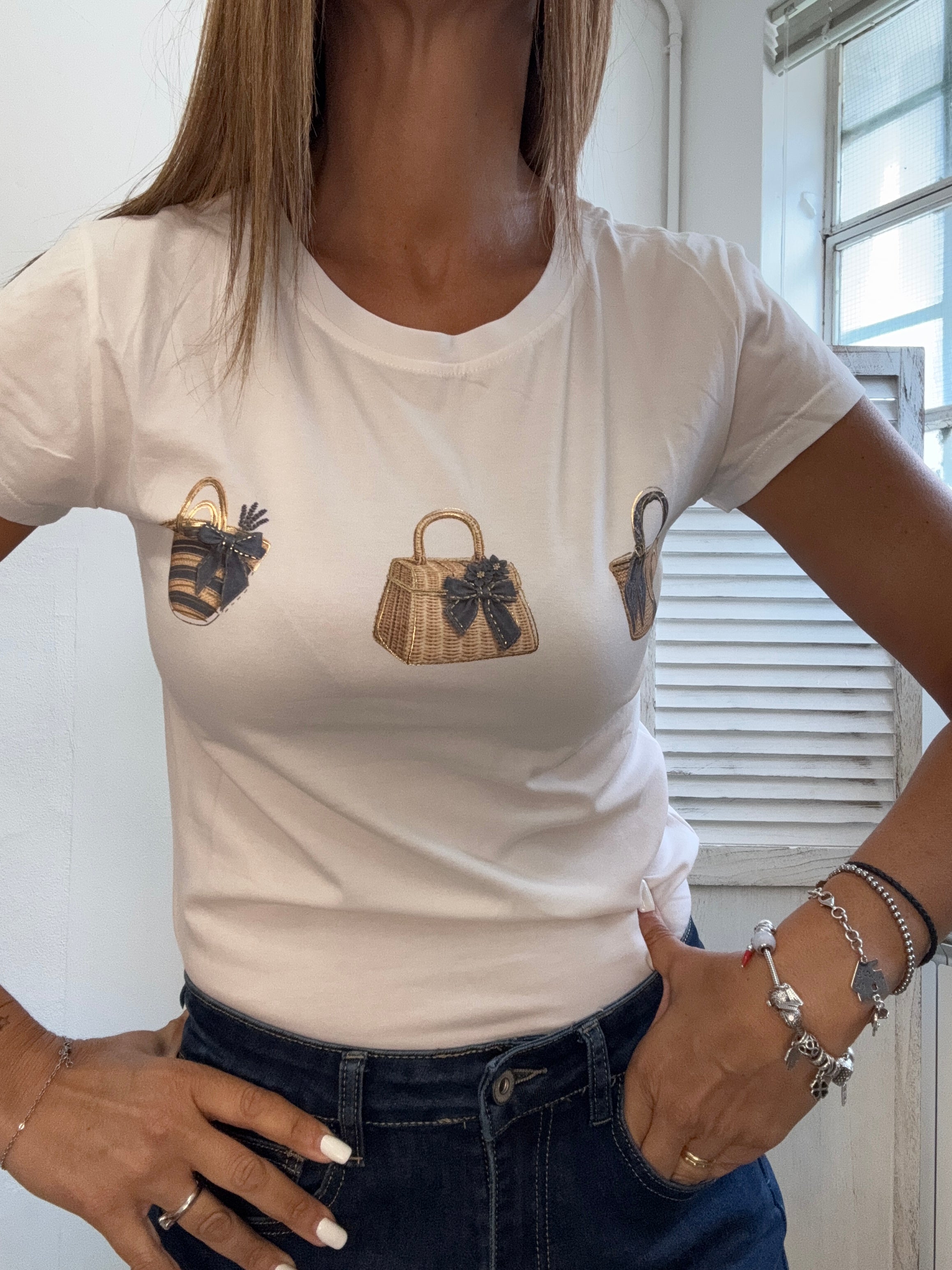 La t-shirt con le borsette