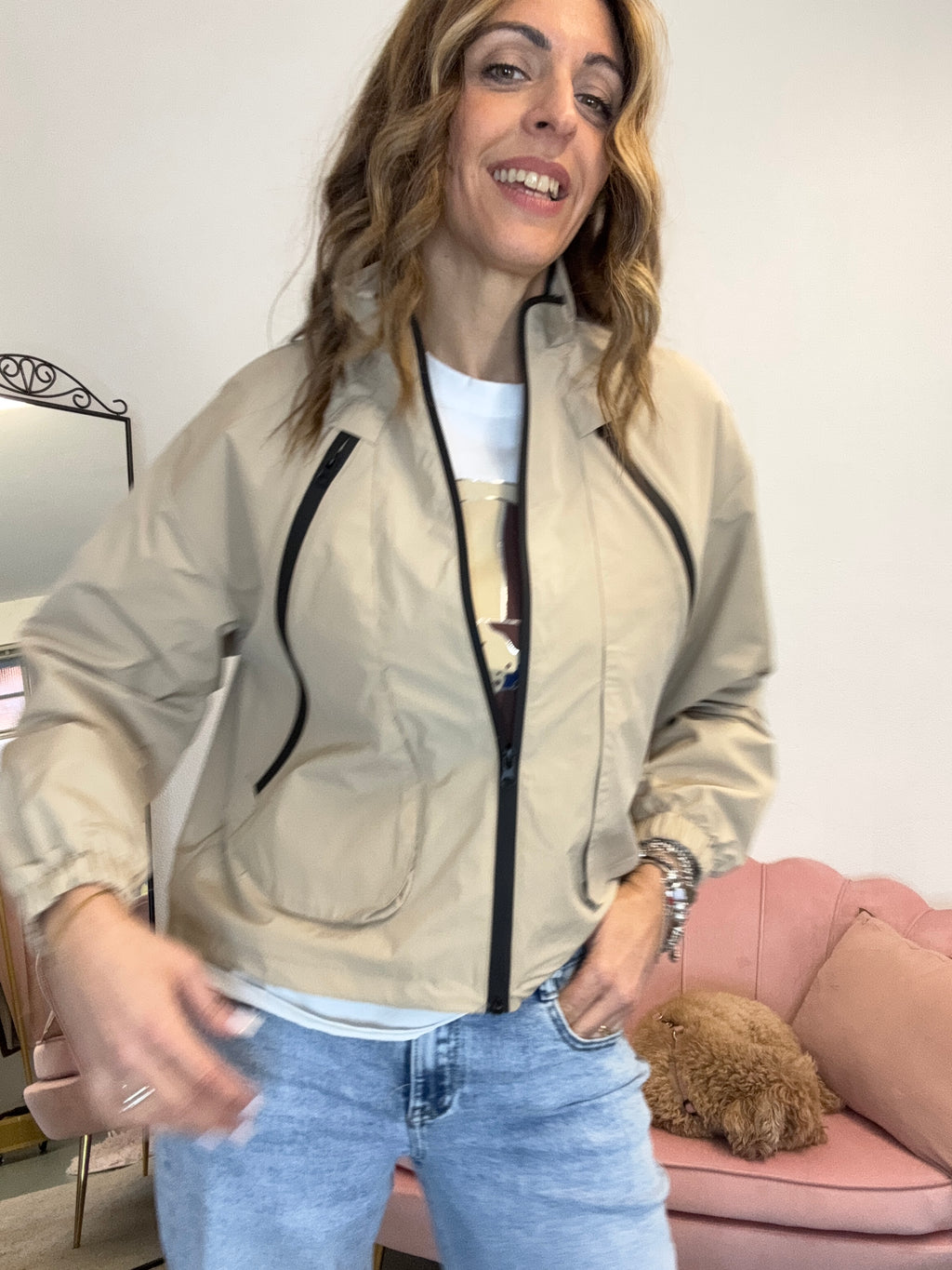 Il giacchino impermeabile con le zip