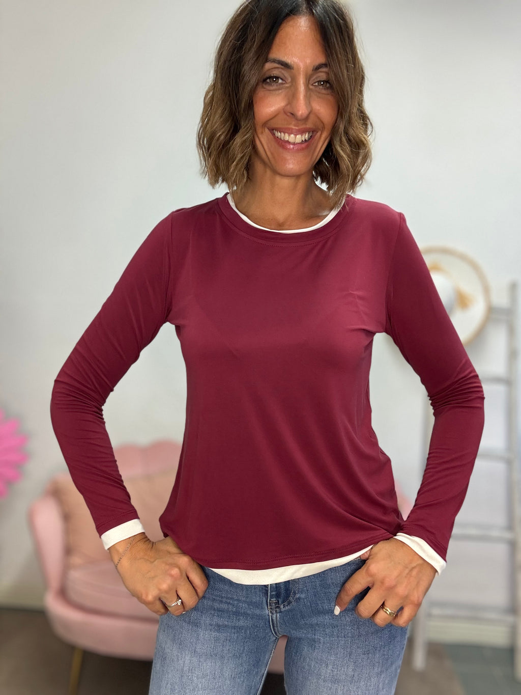 La t-shirt viscosa con i bordini a contrasto