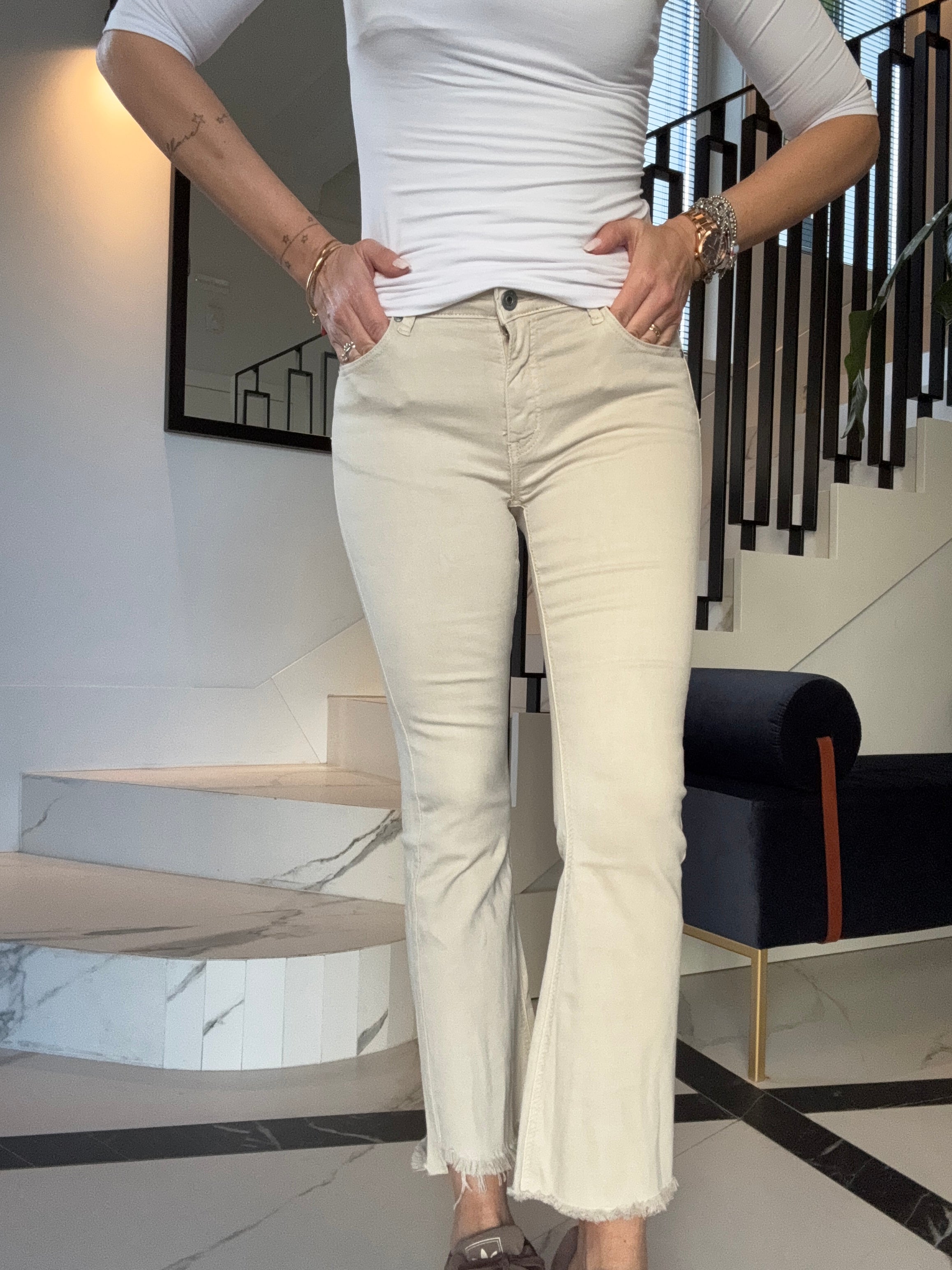 Il jeans zampetta con le frangette beige