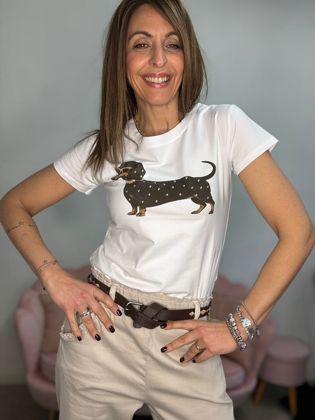 La t-shirt del collare colorato