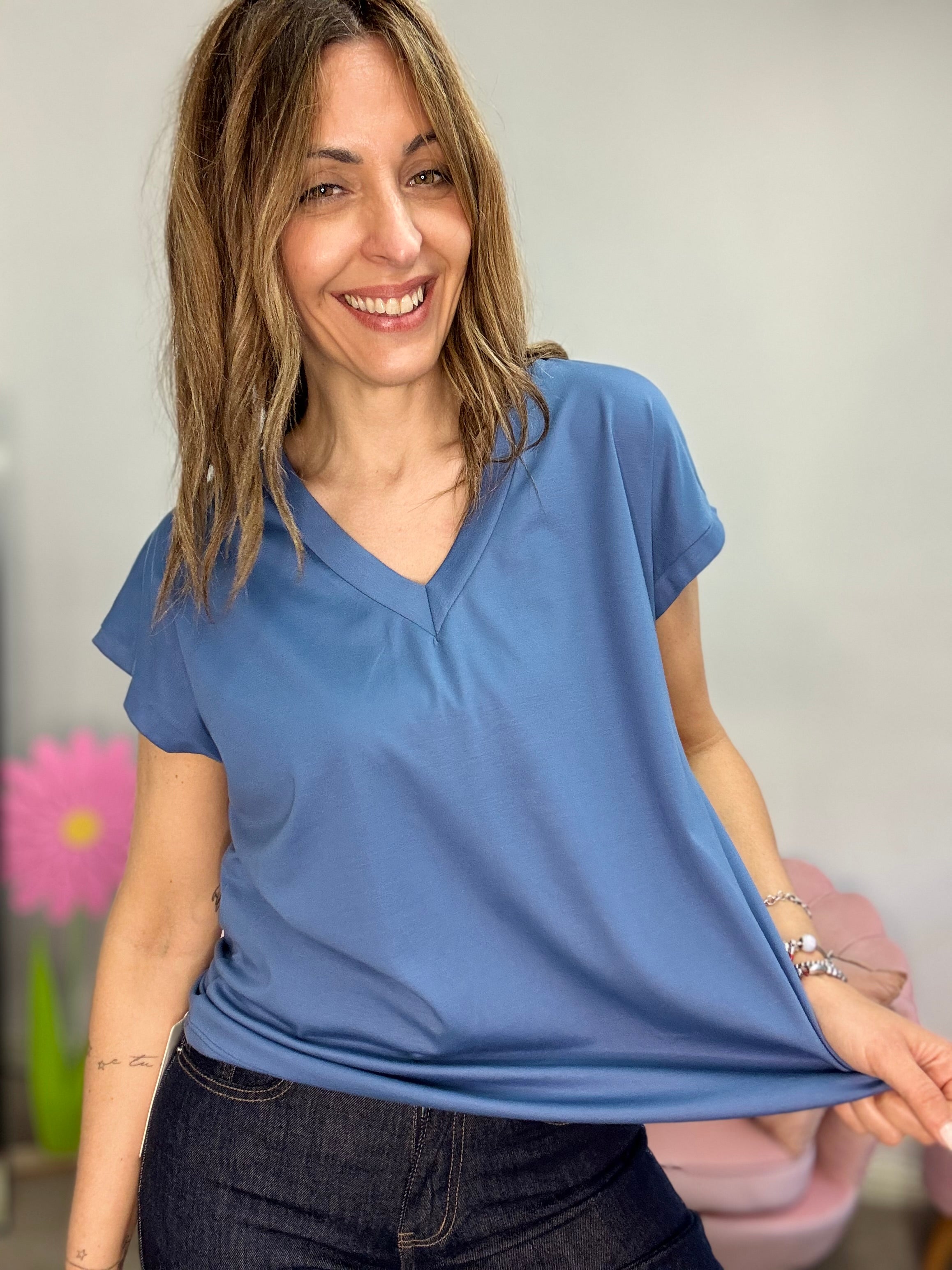 La t-shirt viscosa a V
