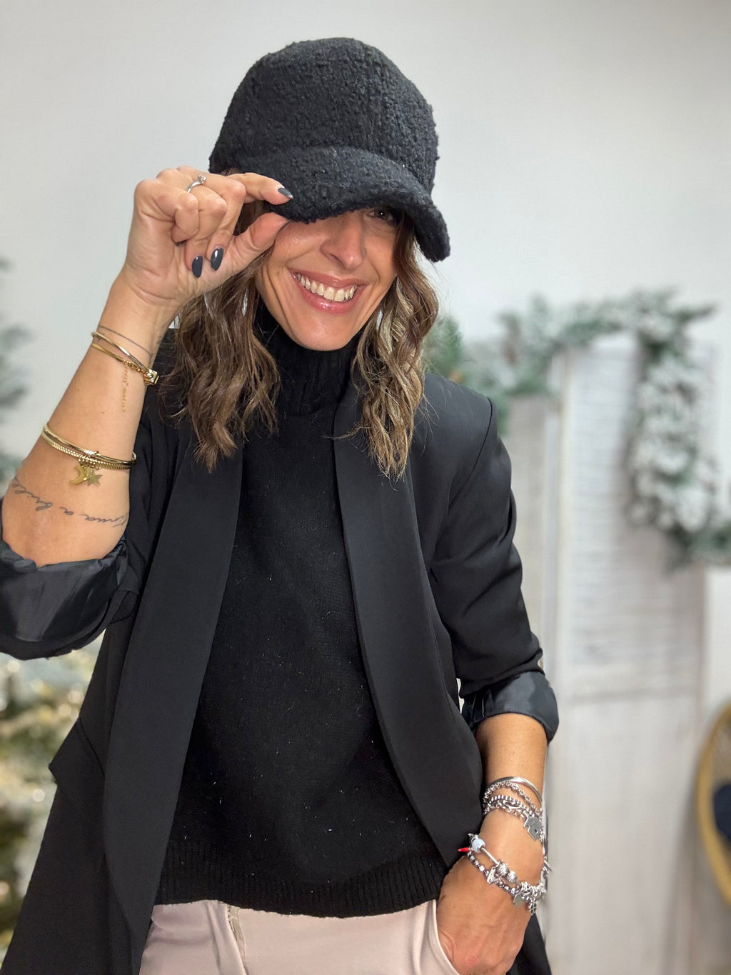 Il cappello boucle con la visiera