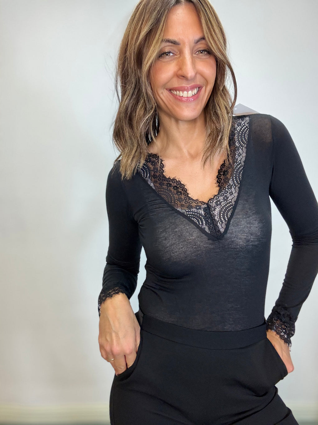 La cachmiretta col pizzo sullo scollo