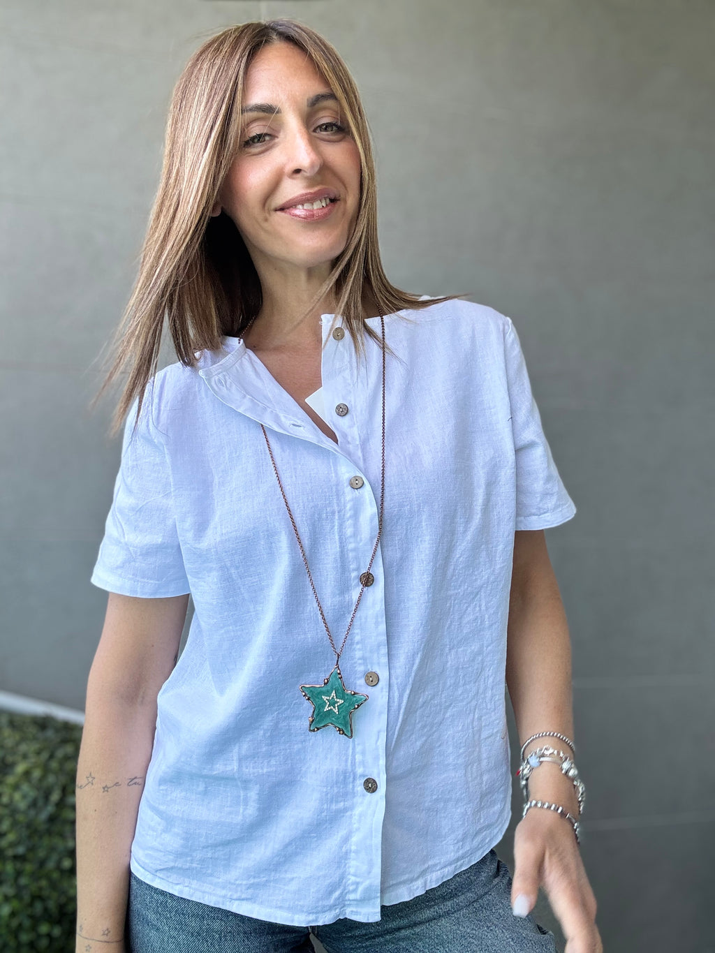 La blusa di cotone coi bottoncini dietro