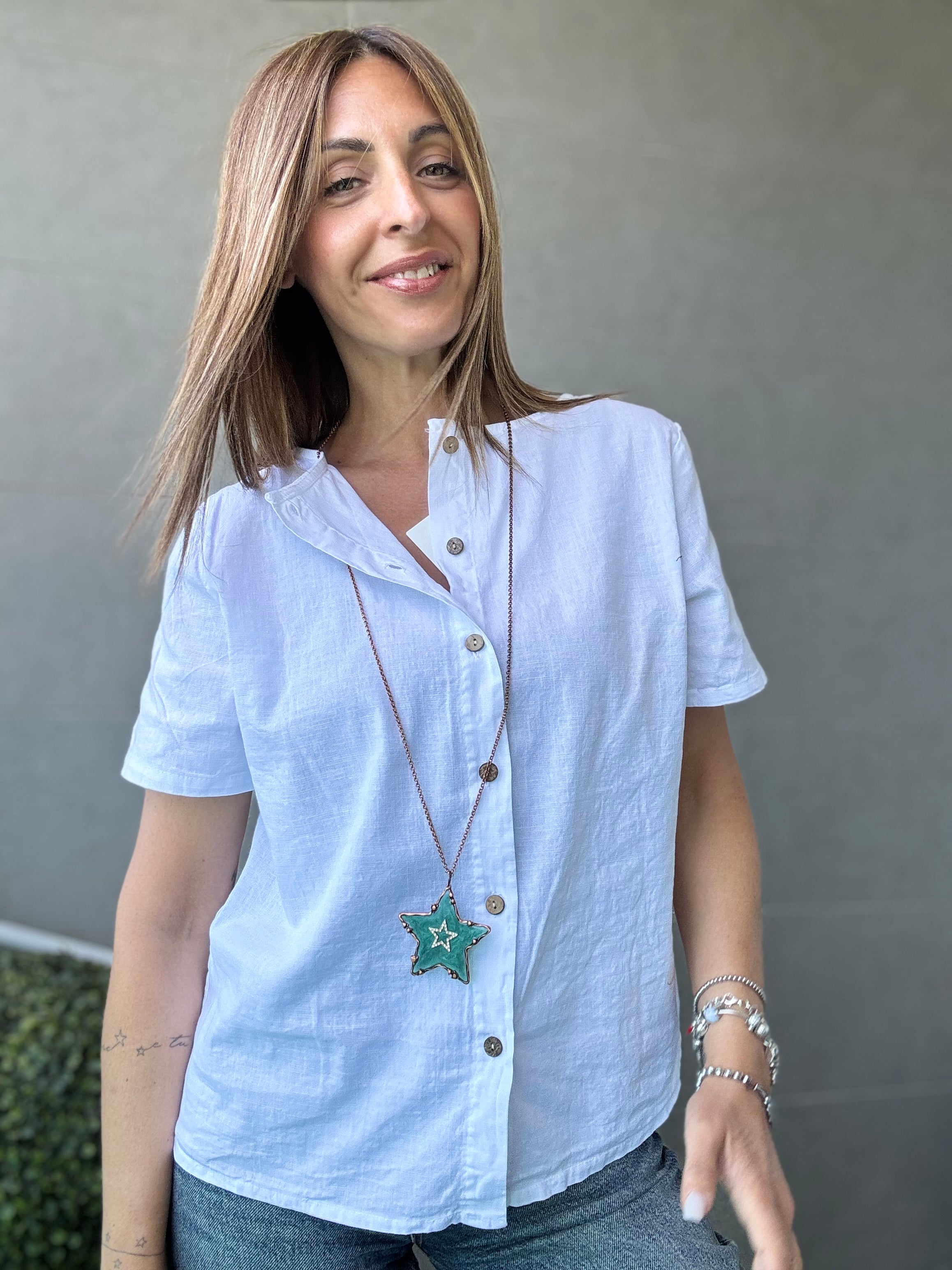 La blusa di cotone coi bottoncini dietro