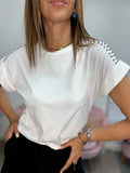 La t-shirt con le borchiette