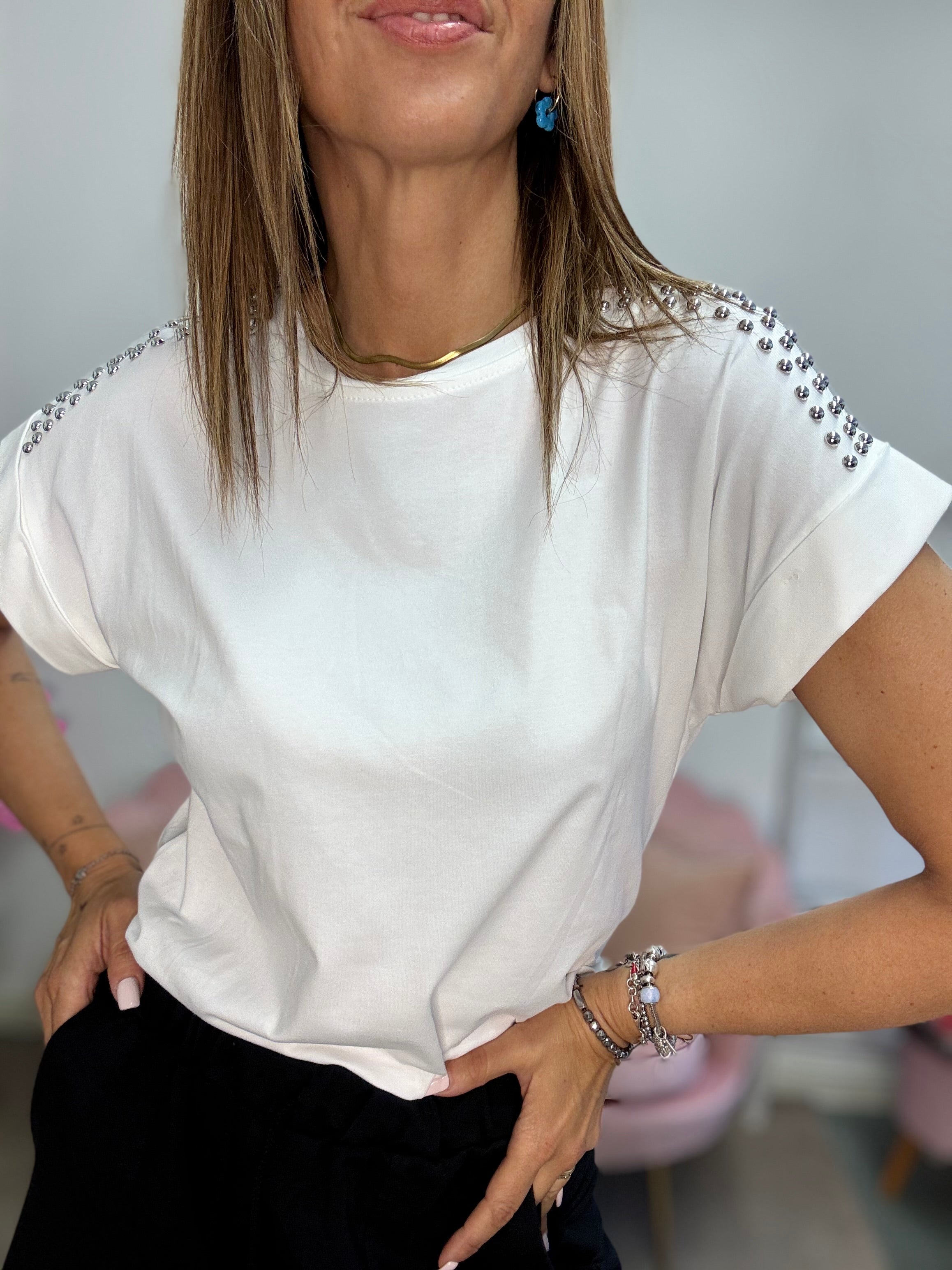 La t-shirt con le borchiette