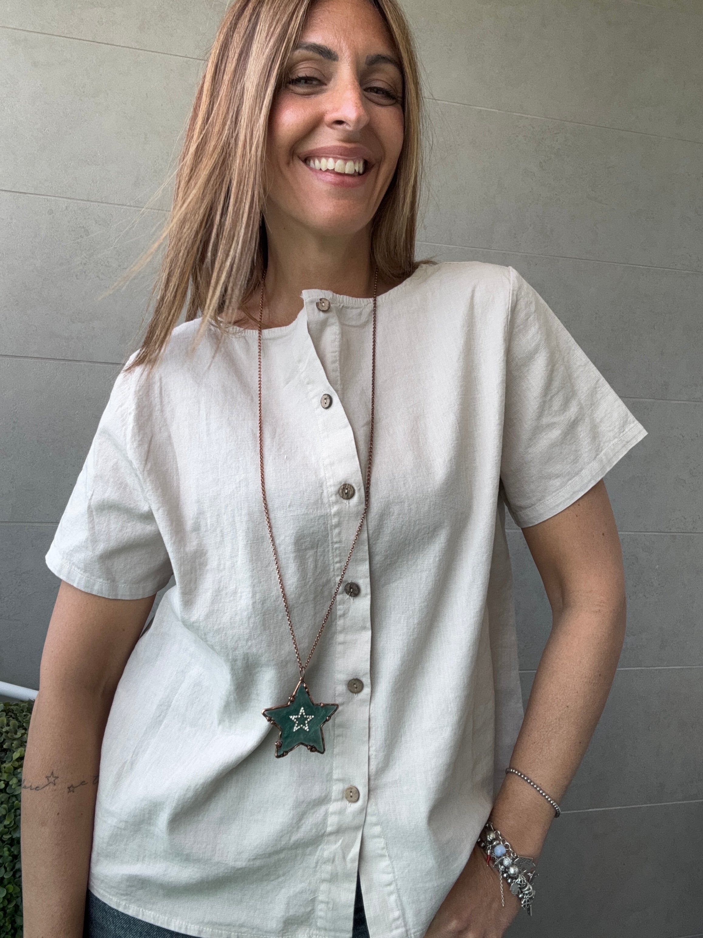 La blusa di cotone coi bottoncini dietro