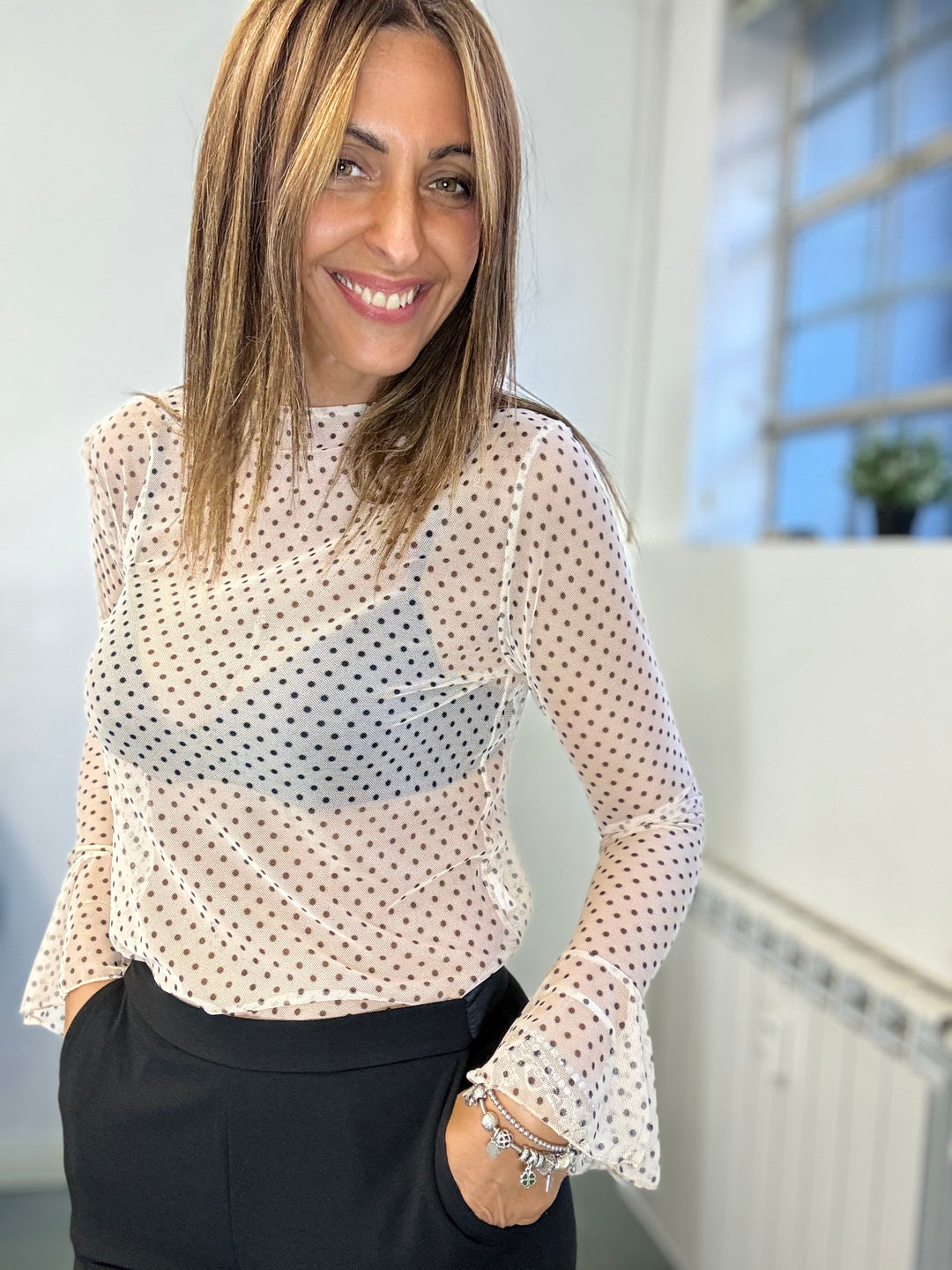 La blusa in tulle a pois