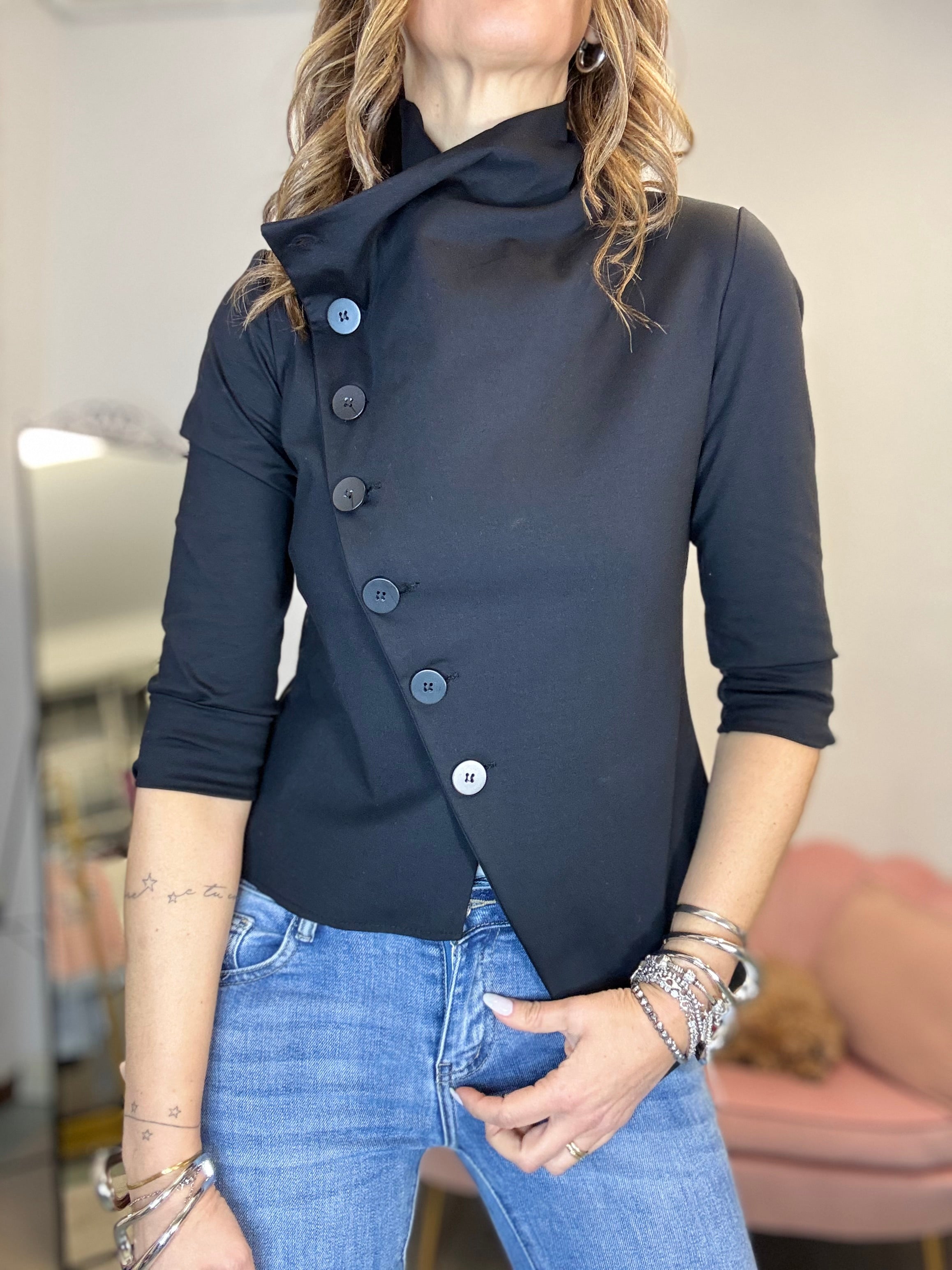 La giacca coi bottoni stondati