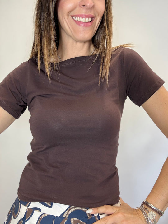 La t-shirt con lo scollo barchetta