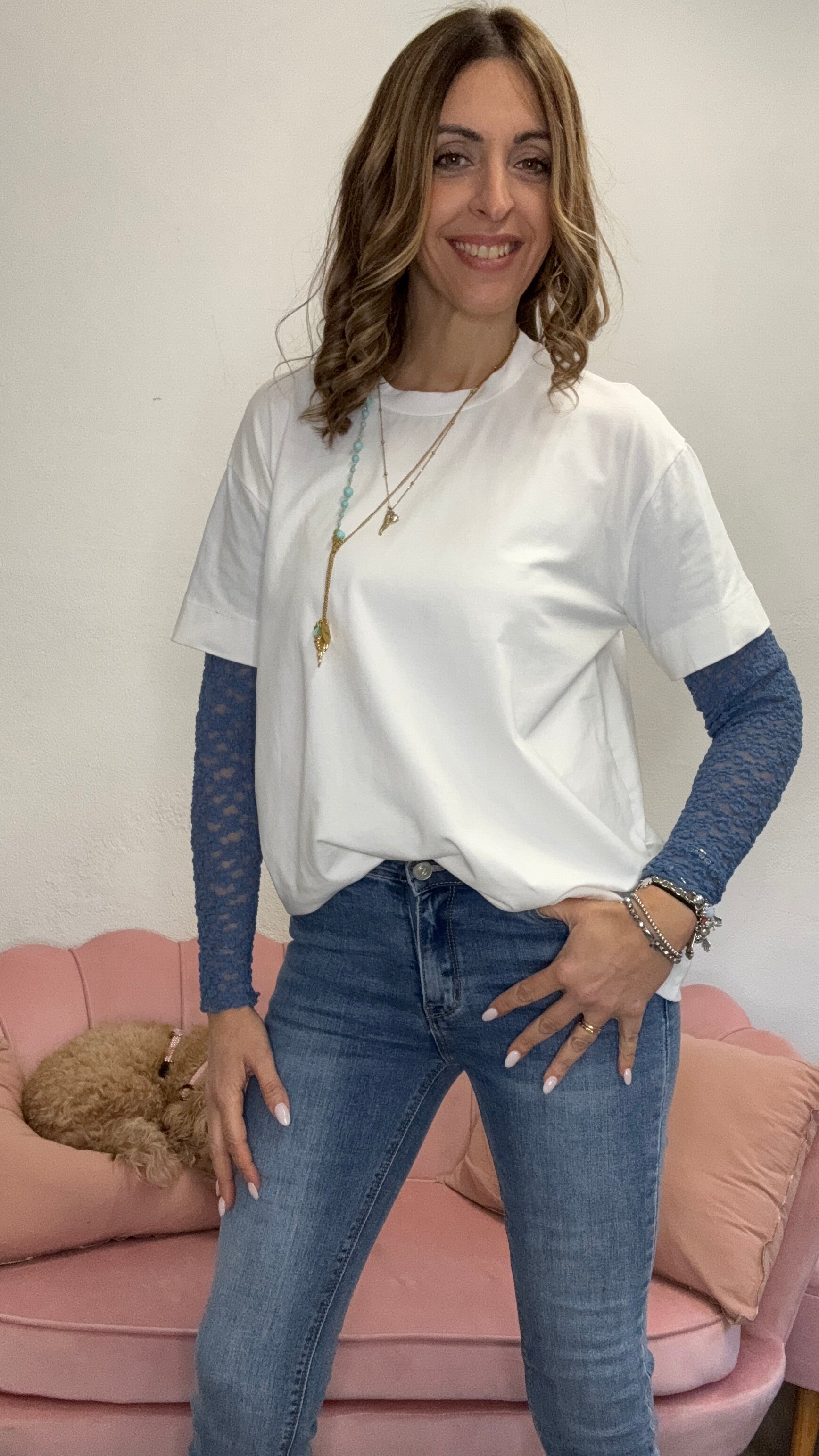 La t-shirt con le maniche di pizzo